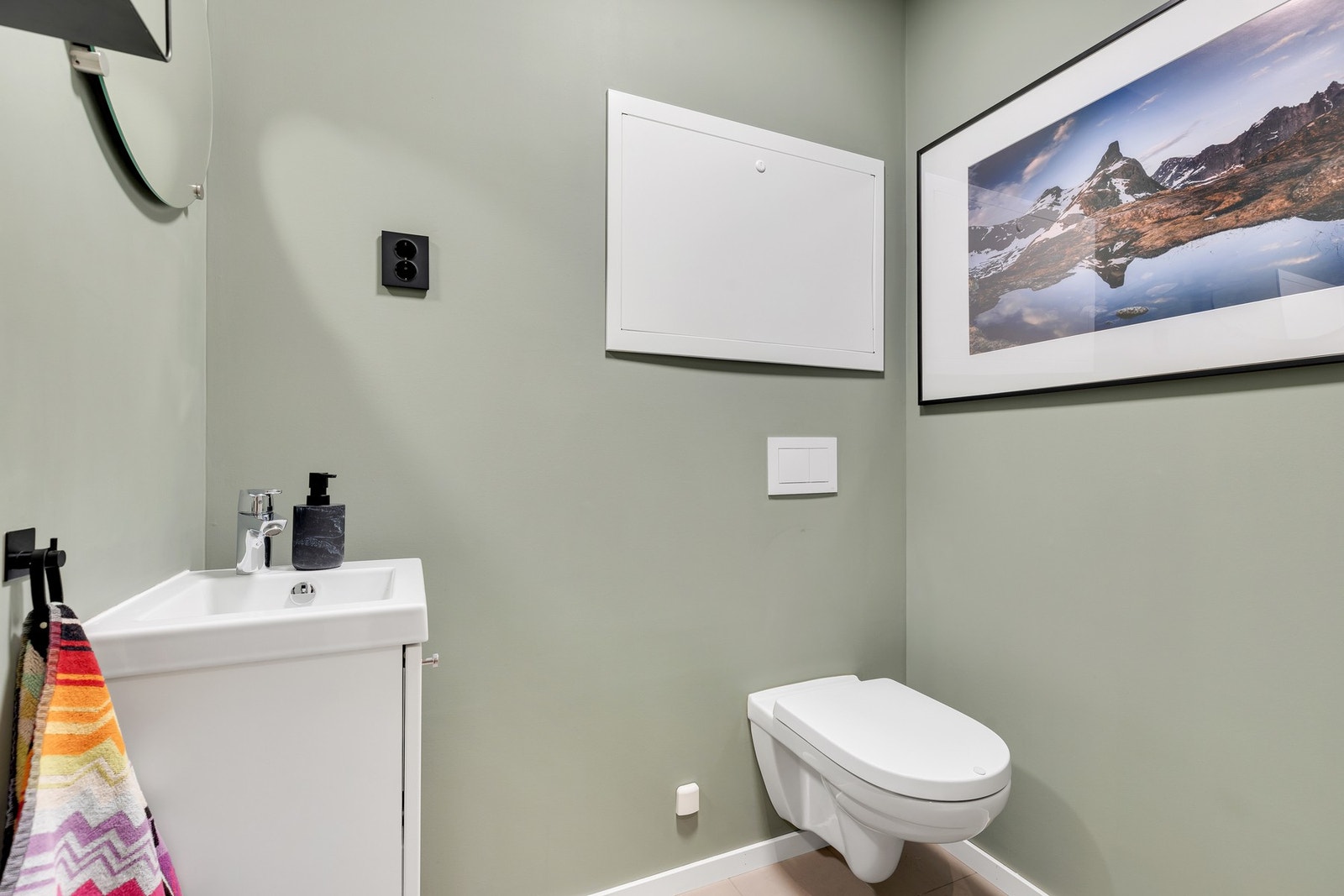 Pent toalettrom ved entré. Galleribilde