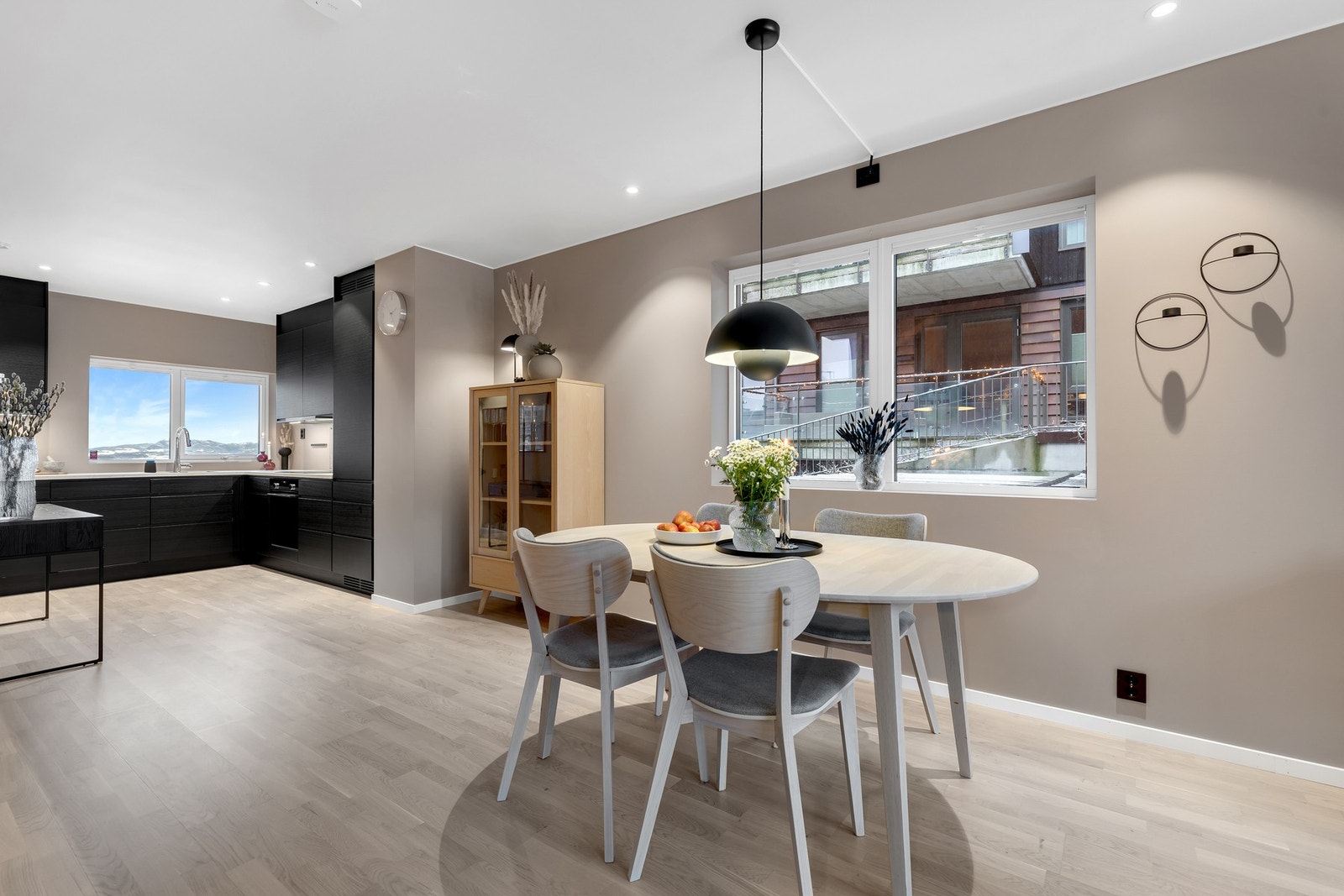 Store vindusflater bidrar til en god romfølelse, som forsterkes ytterligere av at man får et ekstra vindu på endeveggen. Galleribilde