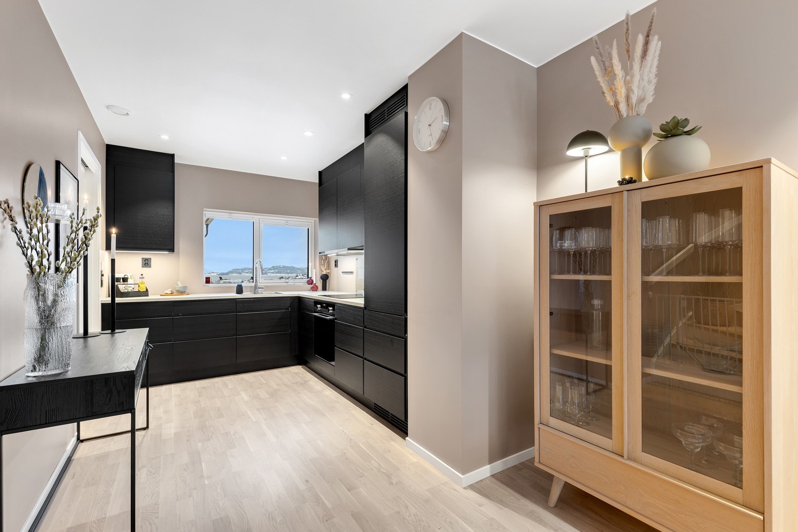 God planløsning i 1. etasje med en åpen og sosial stue-/kjøkkenløsning på 32,5 kvm. Galleribilde