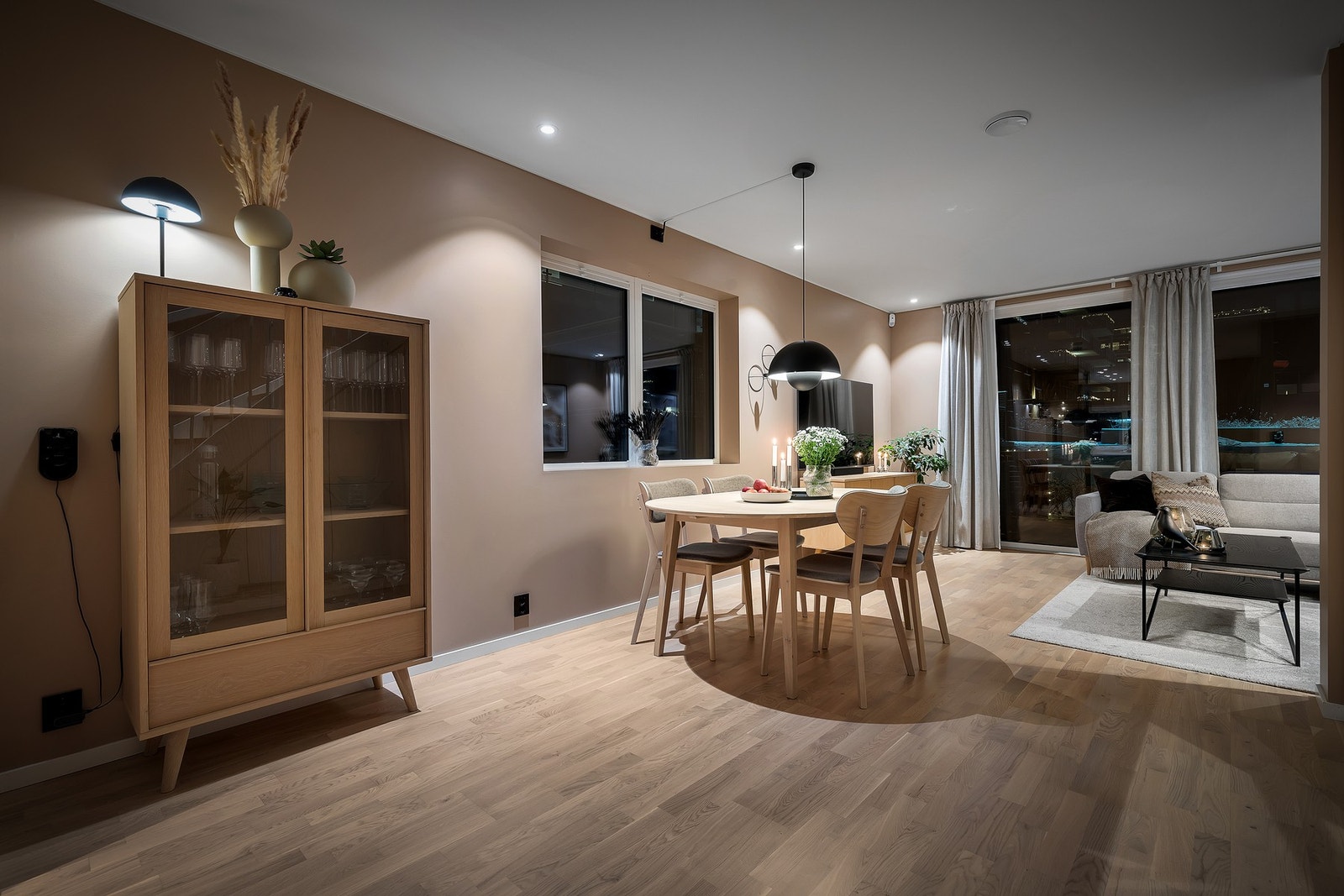 Spisestuen har en god plassering mellom stue- og kjøkkensonen. Galleribilde