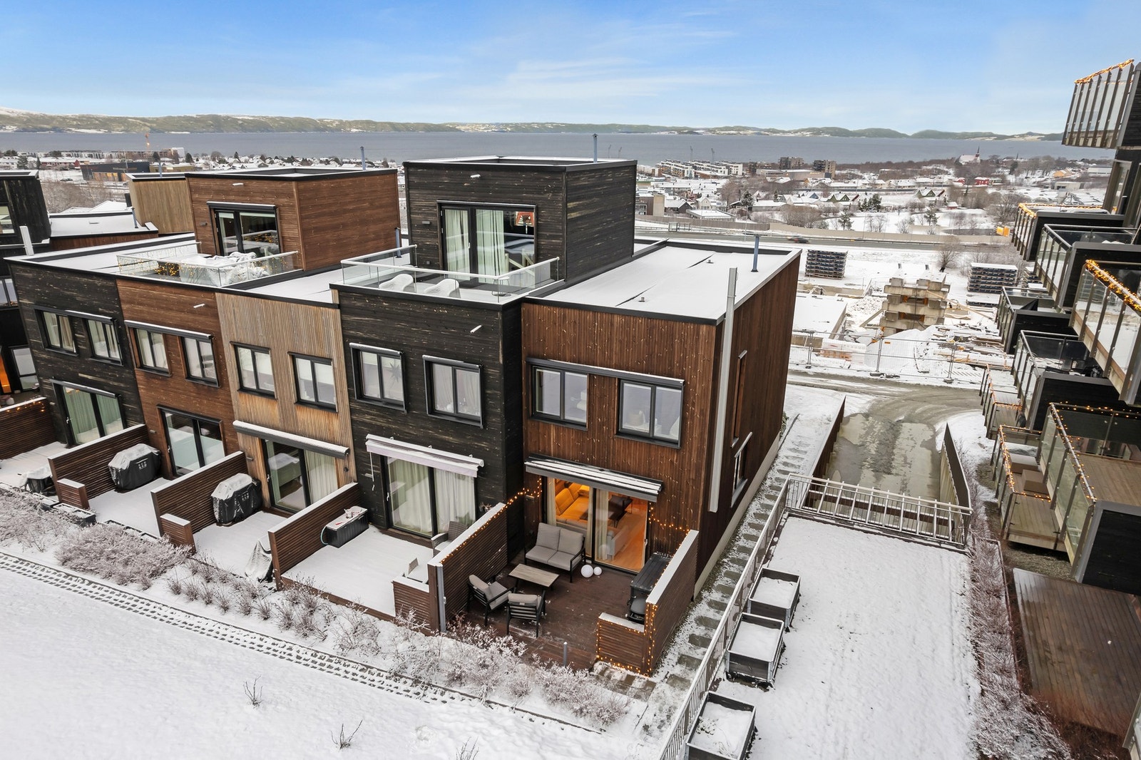 EiendomsMegler 1 v/Sigbjørn Vestå har gleden av å presentere en moderne familiebolig med endebeliggenhet på populære Overvik! Galleribilde