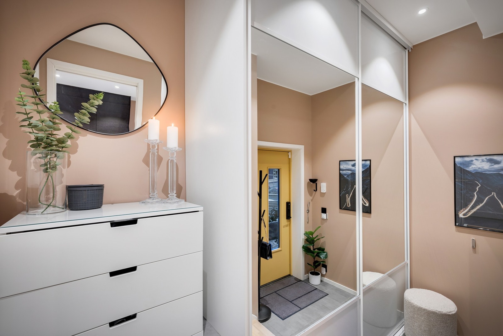 Hyggelig entré med mye lagringsplass i en stor skyvedørsgarderobe. Galleribilde