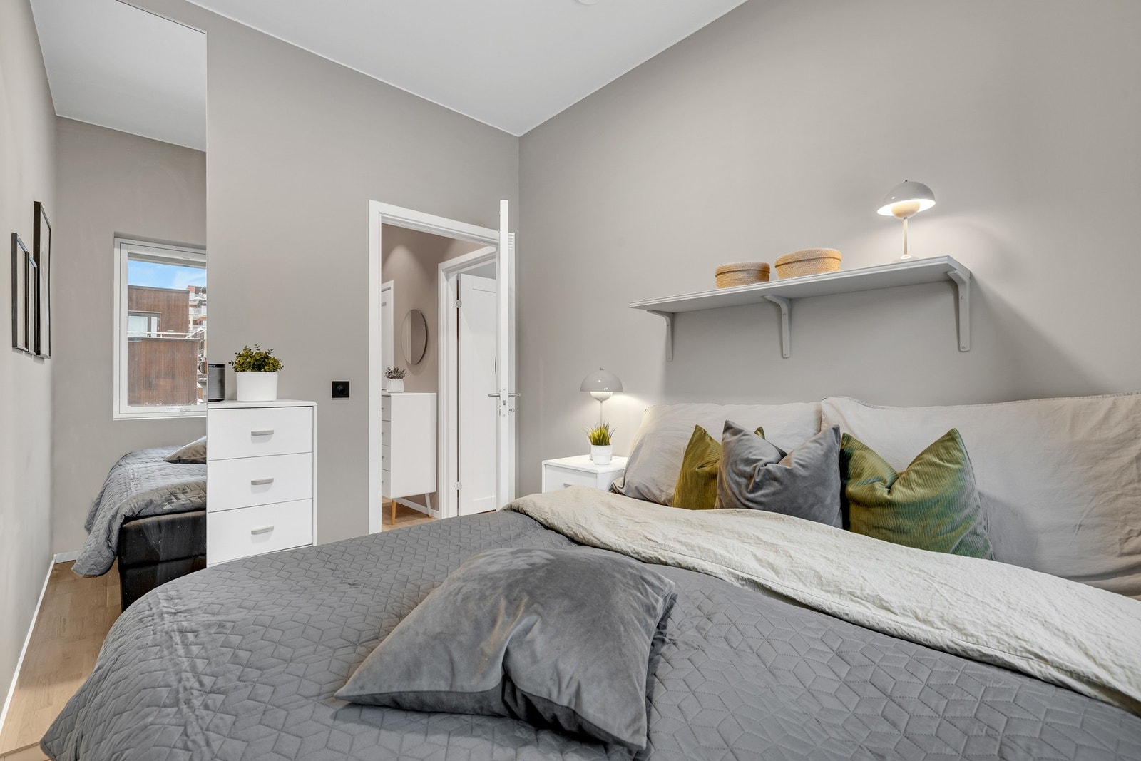 Det er plass til klesoppbevaring i garderobeskap. Galleribilde