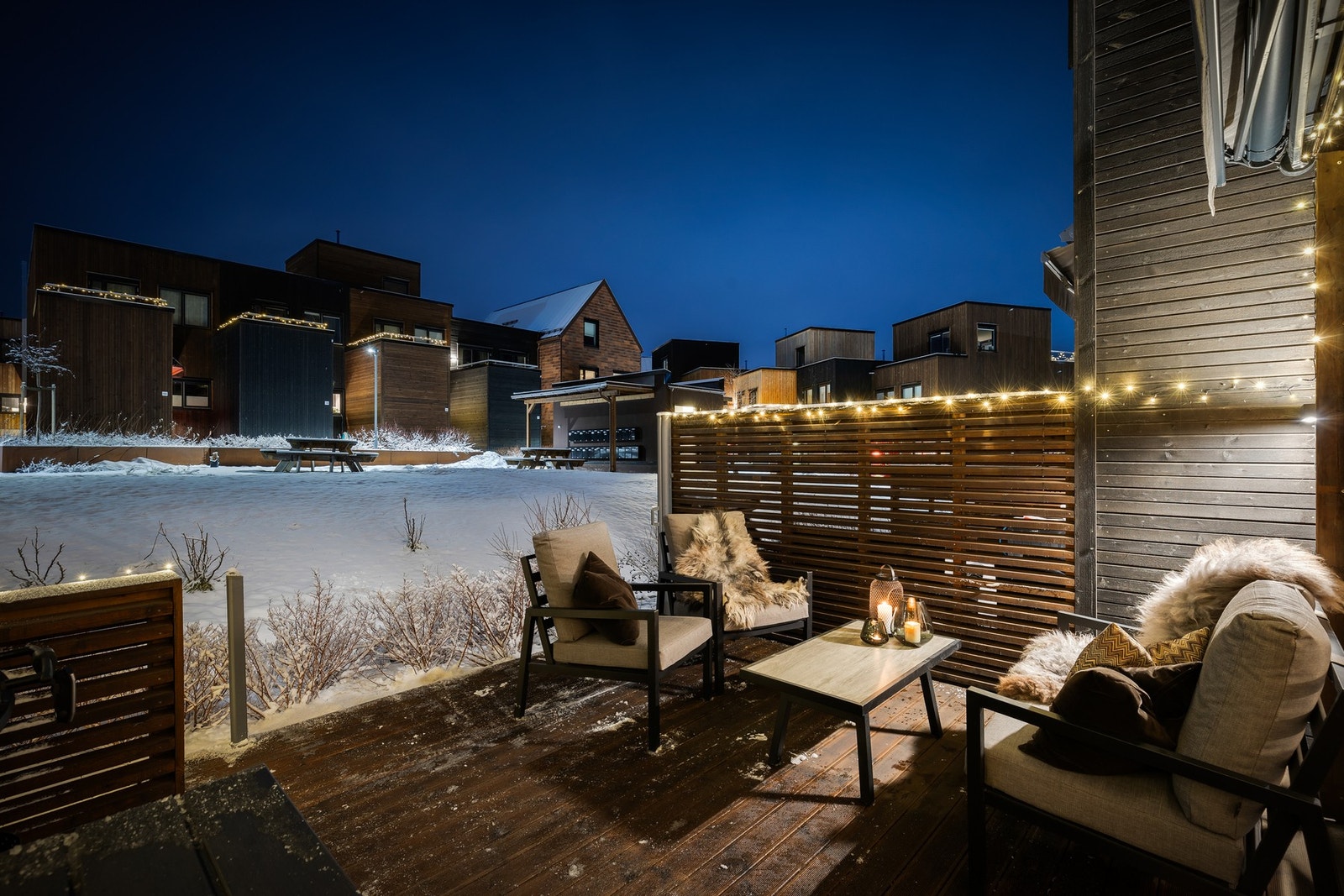 Her er det montert markise for solskjerming og uttrekkbar levegg. Galleribilde