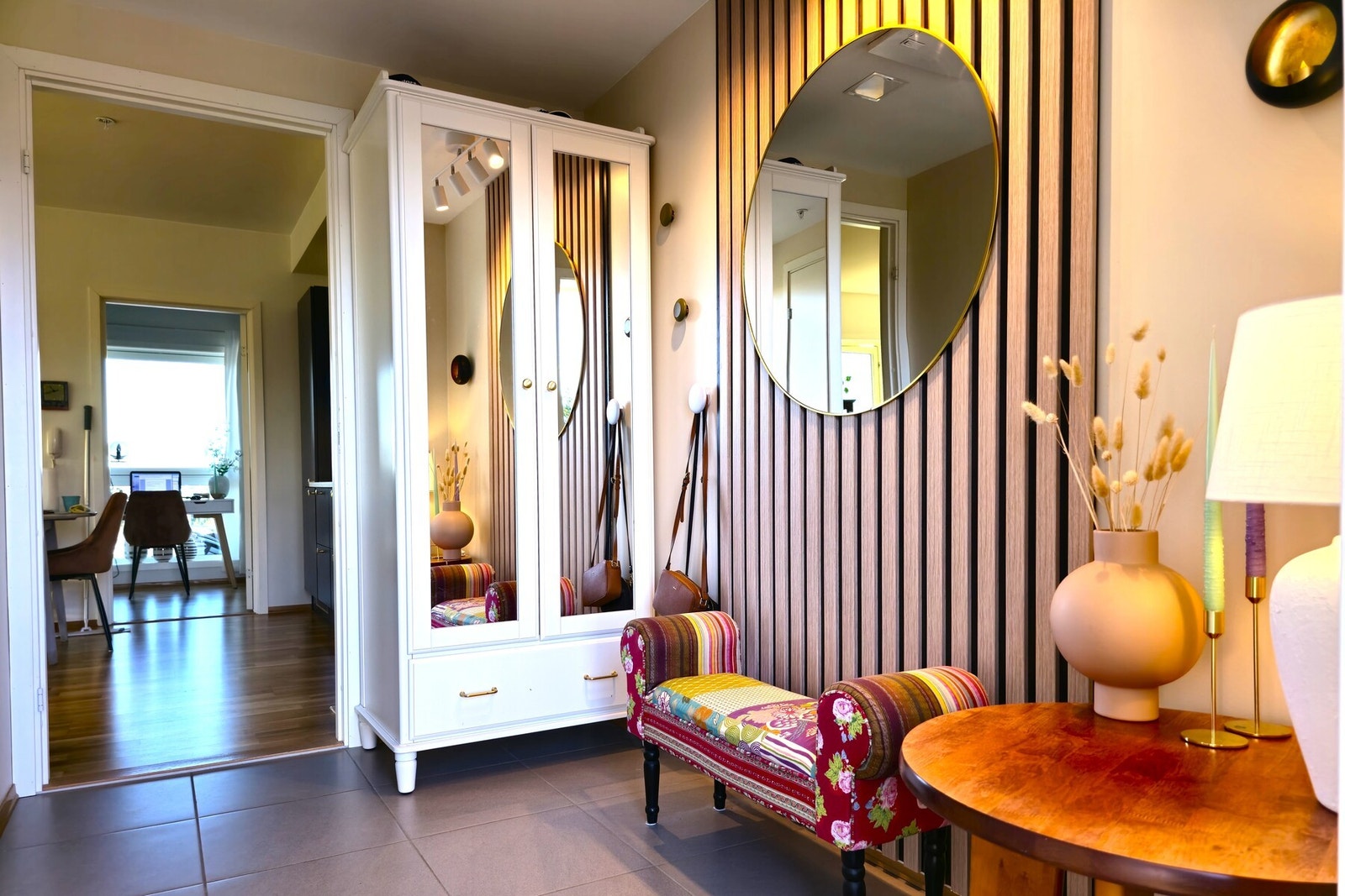 Innbydendet og flislagt entré med varmekabler i gulv og plass til garderobe Galleribilde