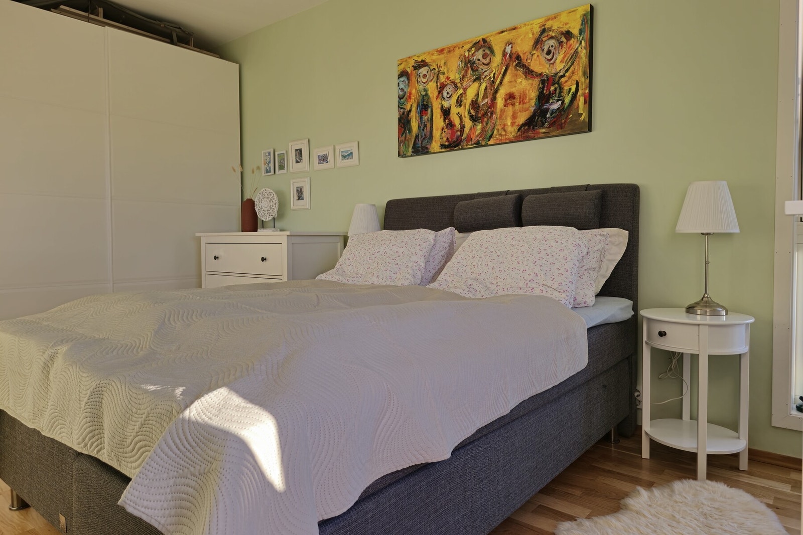 Begge soverommene er innredet med nye store skyvedørsgarderober. Galleribilde