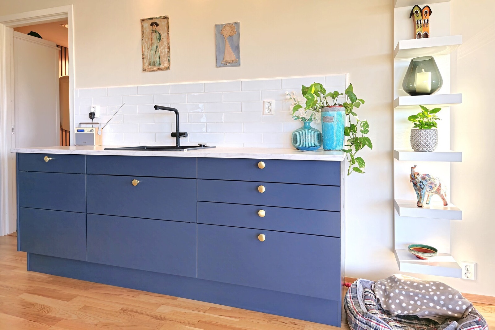 Kjøkkenet er upåklagelig og har godt med skap- og skuffeplass + en romslig arbeidsbenk. Galleribilde