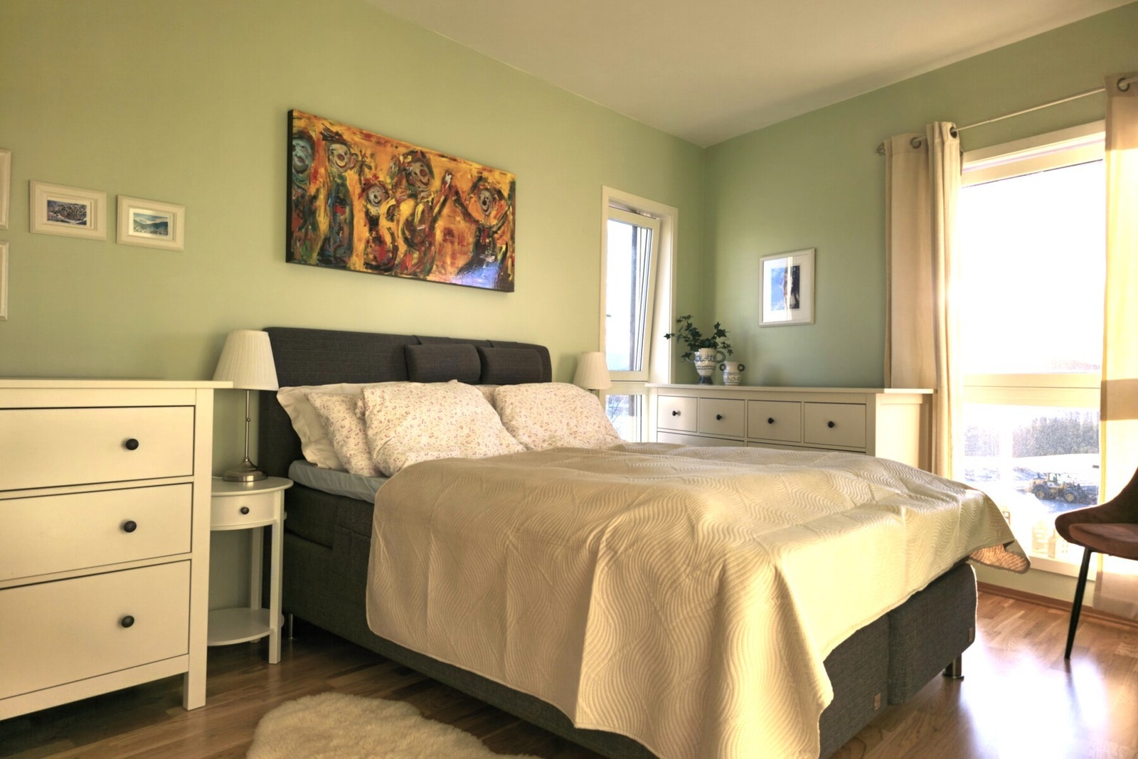 Hovedsoverom med hjørnebeliggenhet. Her er det også et ekstra vindu som gir godt med lys. Galleribilde