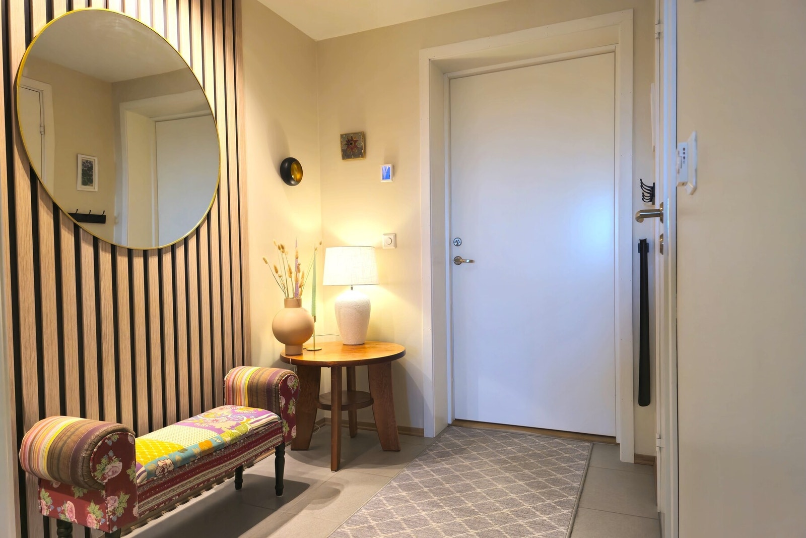 Her har selger også montert opp en stilfull spilevegg med speil. Galleribilde