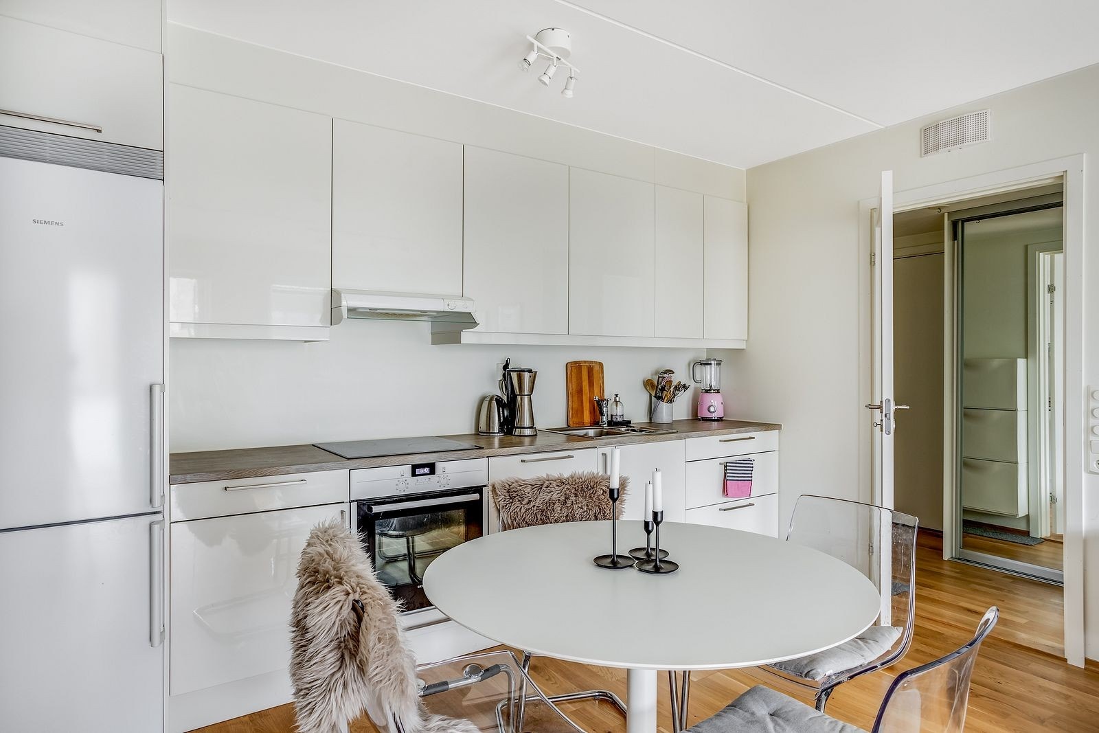 Lekkert kjøkken med integrete hvitevarer og frittstående kjøl/frys Galleribilde