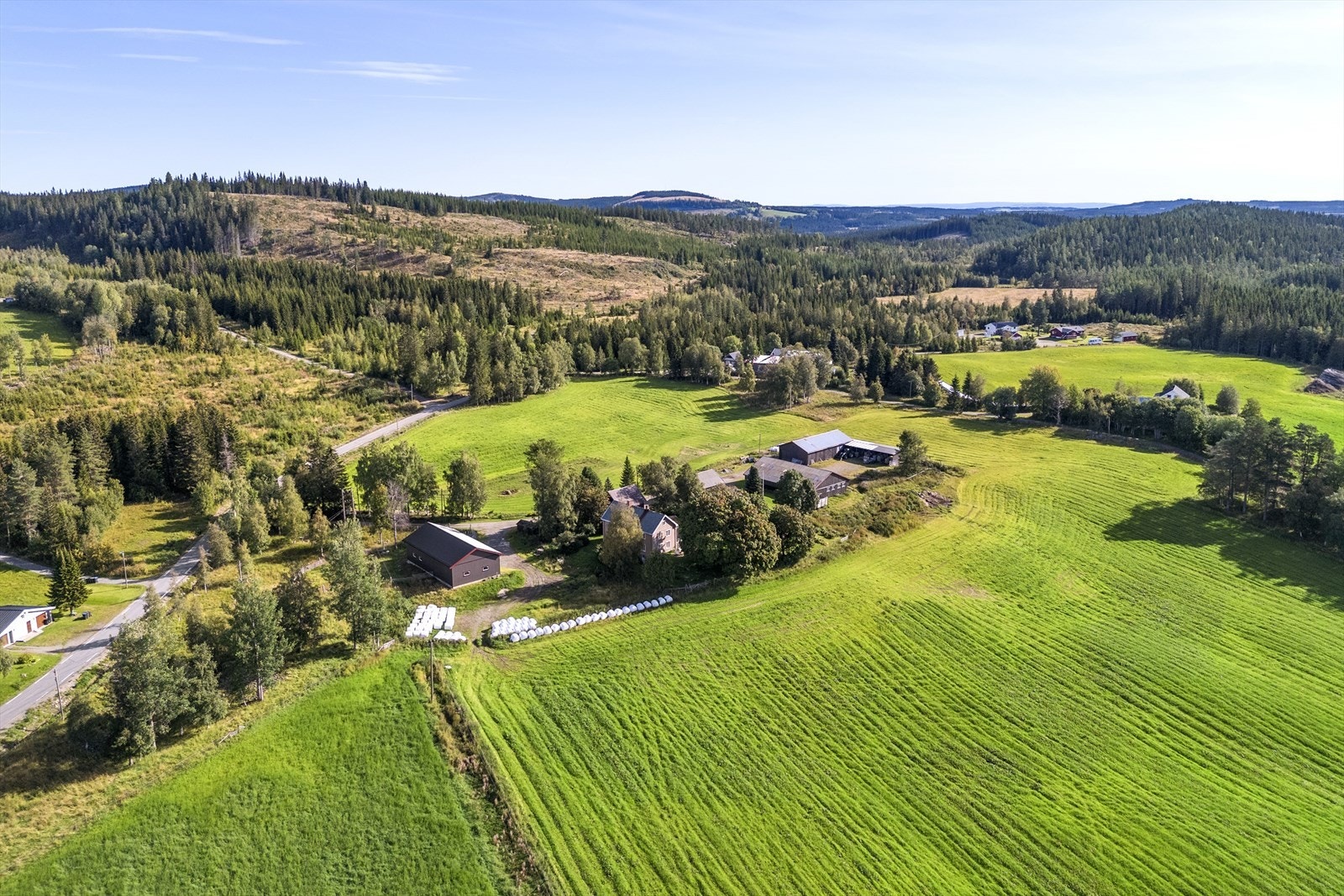 Jordbruksarealene ligger i 3 teiger i tilknytning til gårdstunet Galleribilde