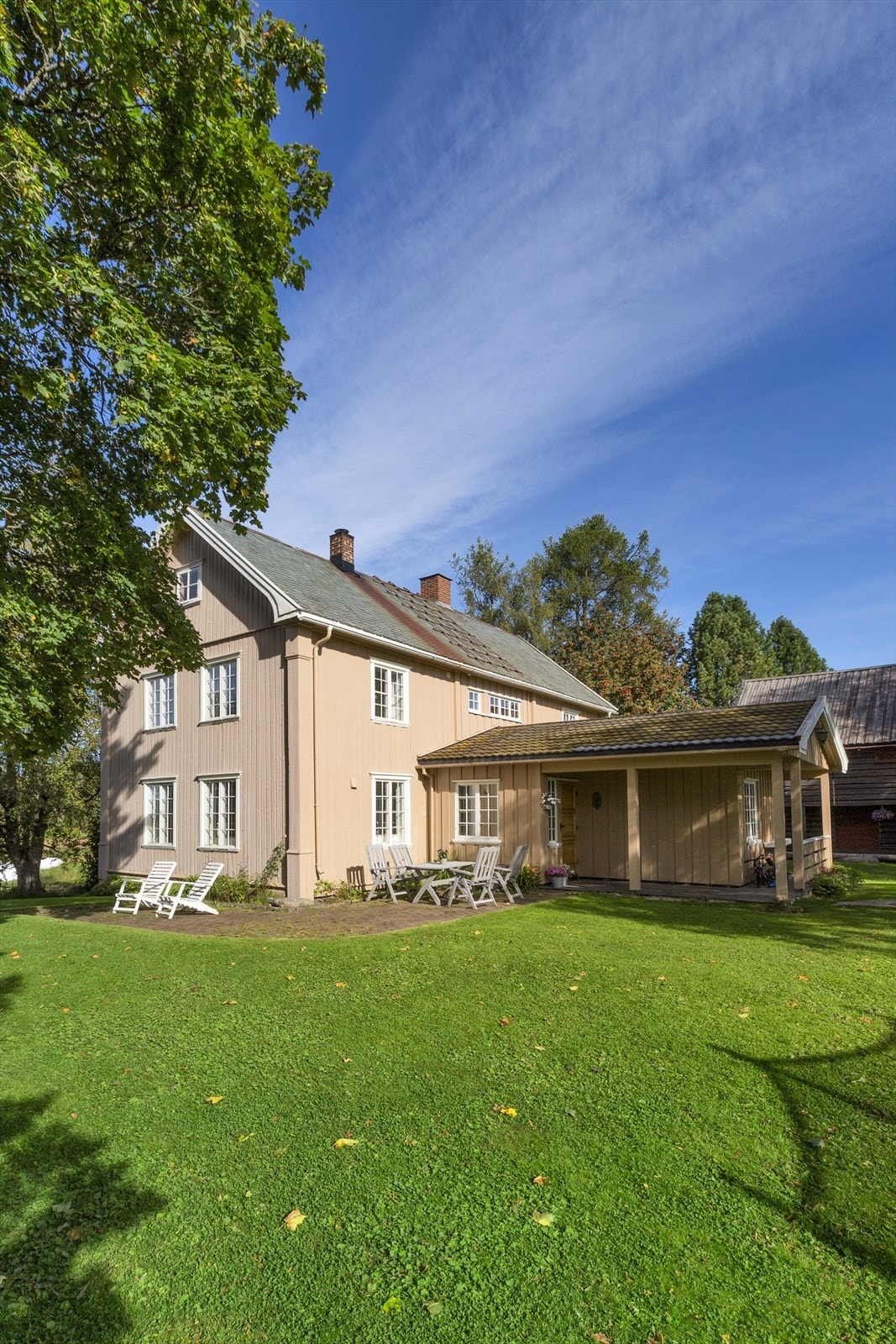 Hyggelig uteplass og hage Galleribilde