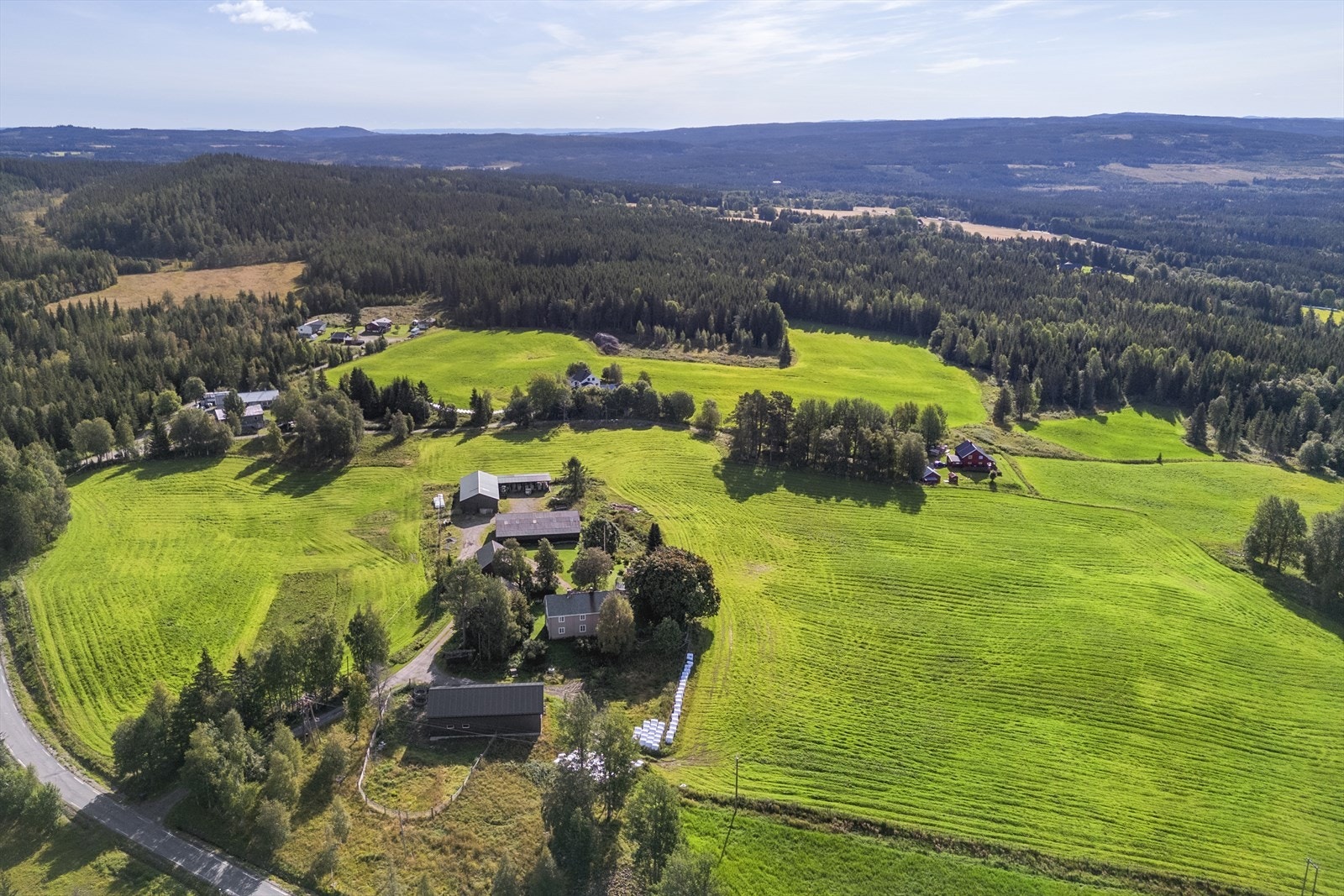 Eiendommen ligger fint til med utsikt til omkringliggende kulturlandskap Galleribilde