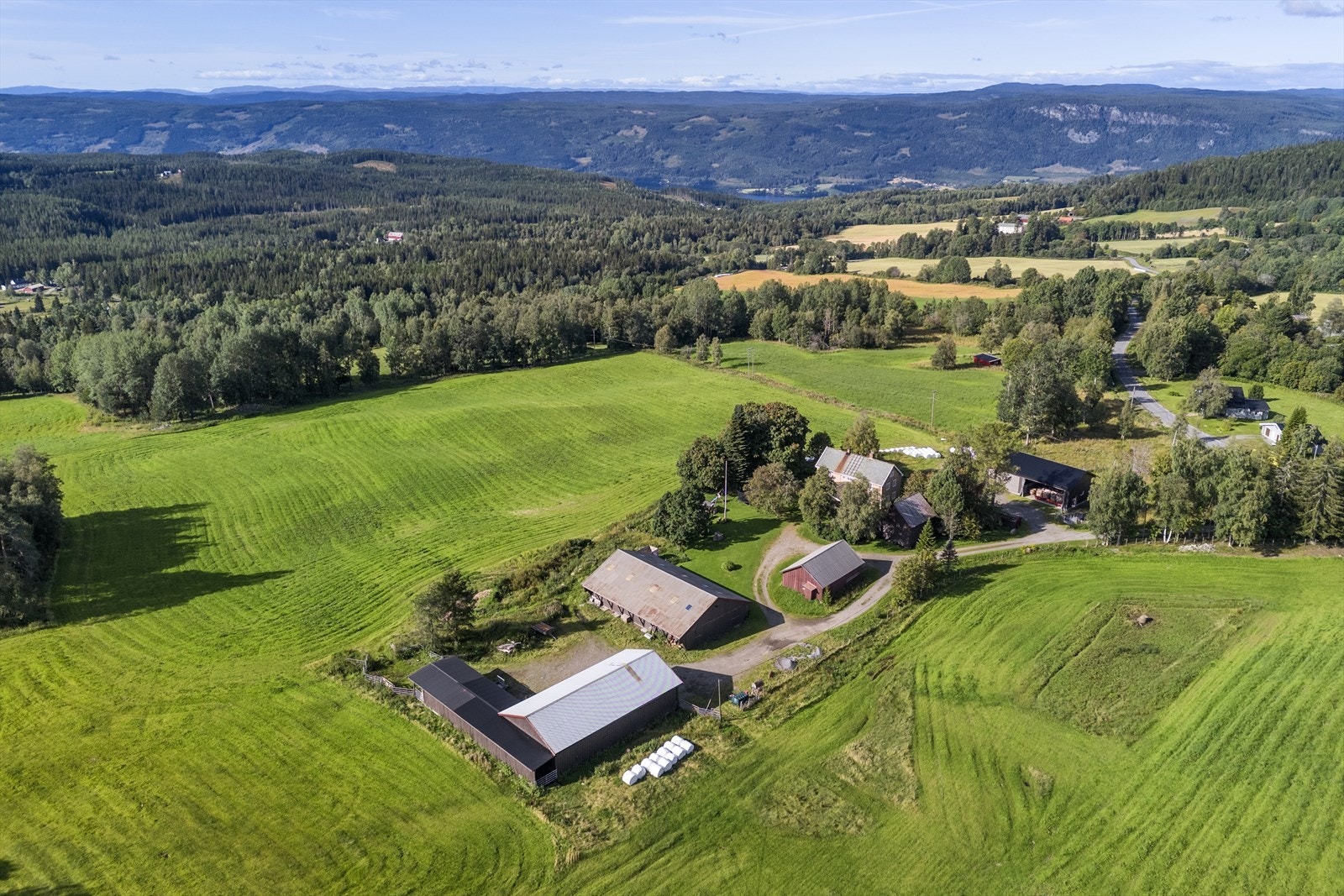 Gården har en stor bygningsmasse med våningshus, storfehus, vognskjul, låve, traktorgarasje-/kaldtfjøs, stabbur og volvogarasje Galleribilde