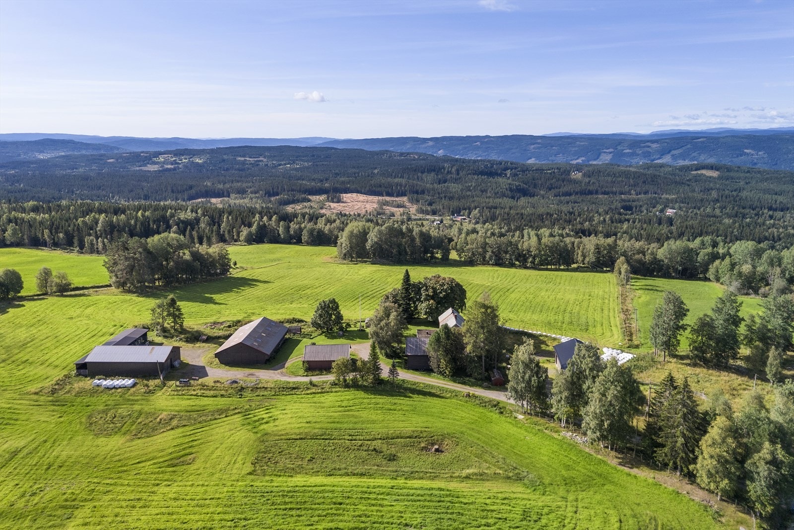 Tegneby & Grønnerød Landbruksmegling AS har gleden av å presentere landbrukseiendommen "Hævop," idyllisk beliggende ca. 12 km. sør for kommunesenteret Hov Galleribilde
