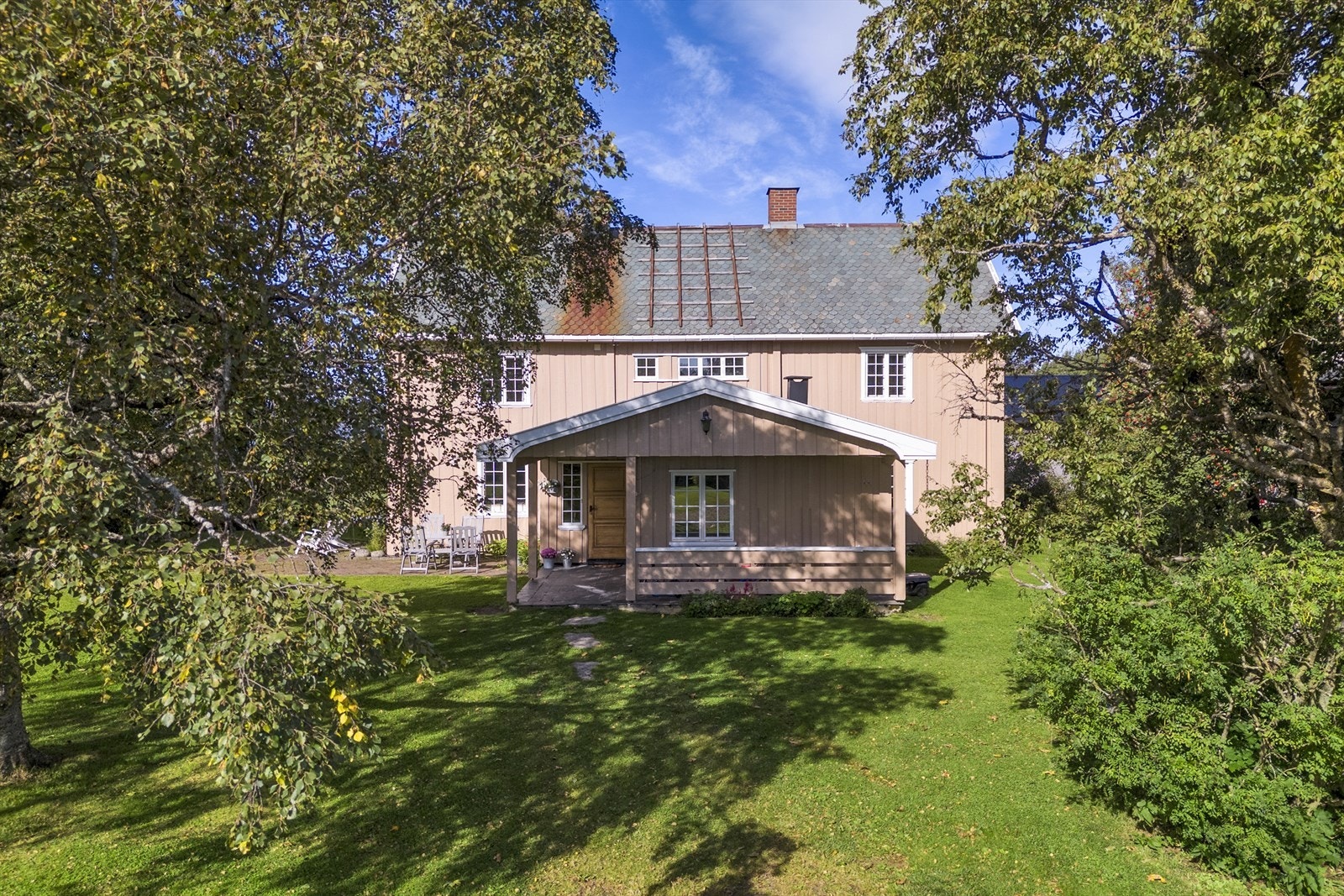 Våningshuset er stort og innholdsrikt med et bra på 314 kvm. Boligen er over 2 plan med bl.a. 5 soverom. Det er bad i begge etasjer. God lagringsplass i kjeller og på loftet Galleribilde