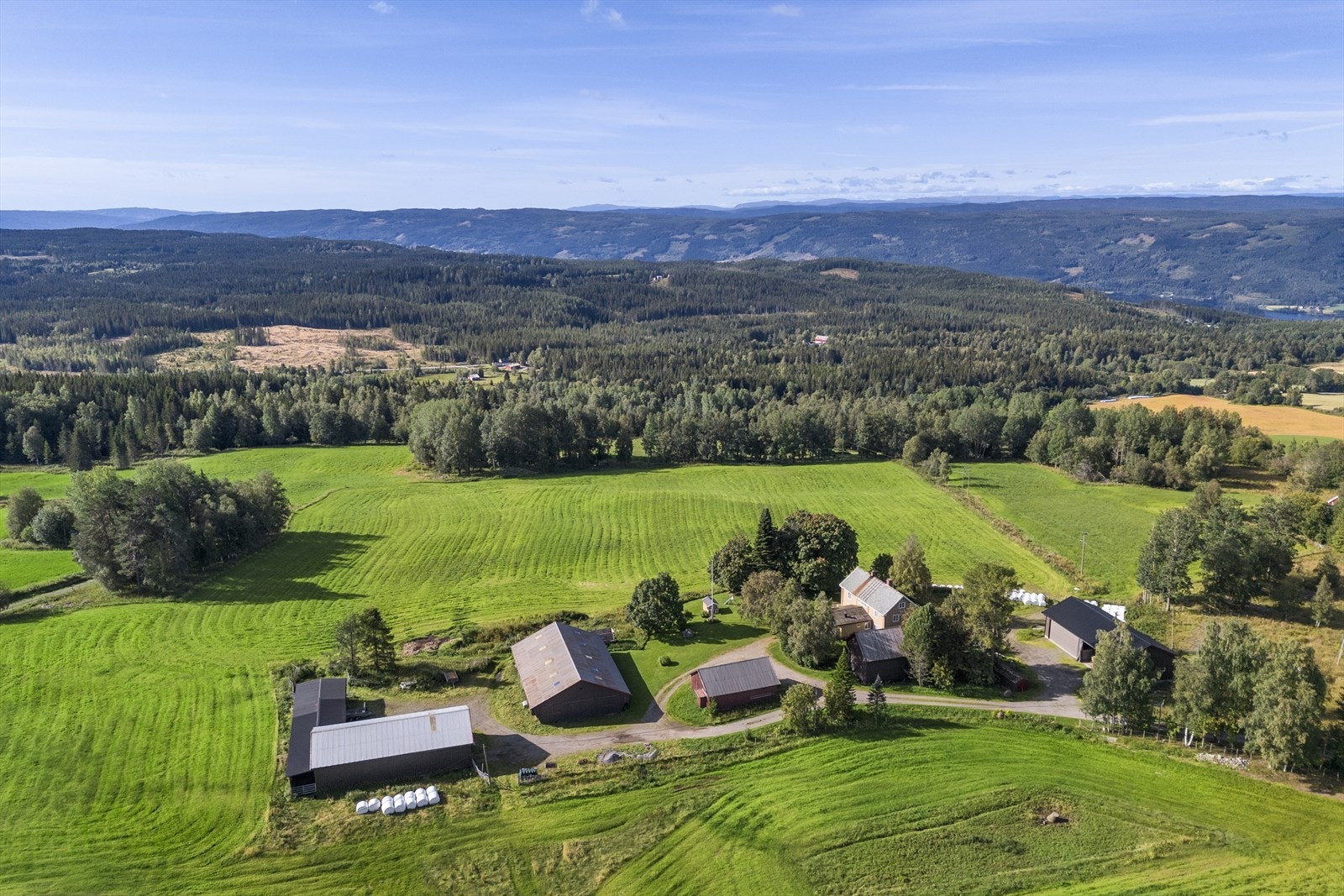 Gården ligger i et åpent og flott kulturlandskap Galleribilde