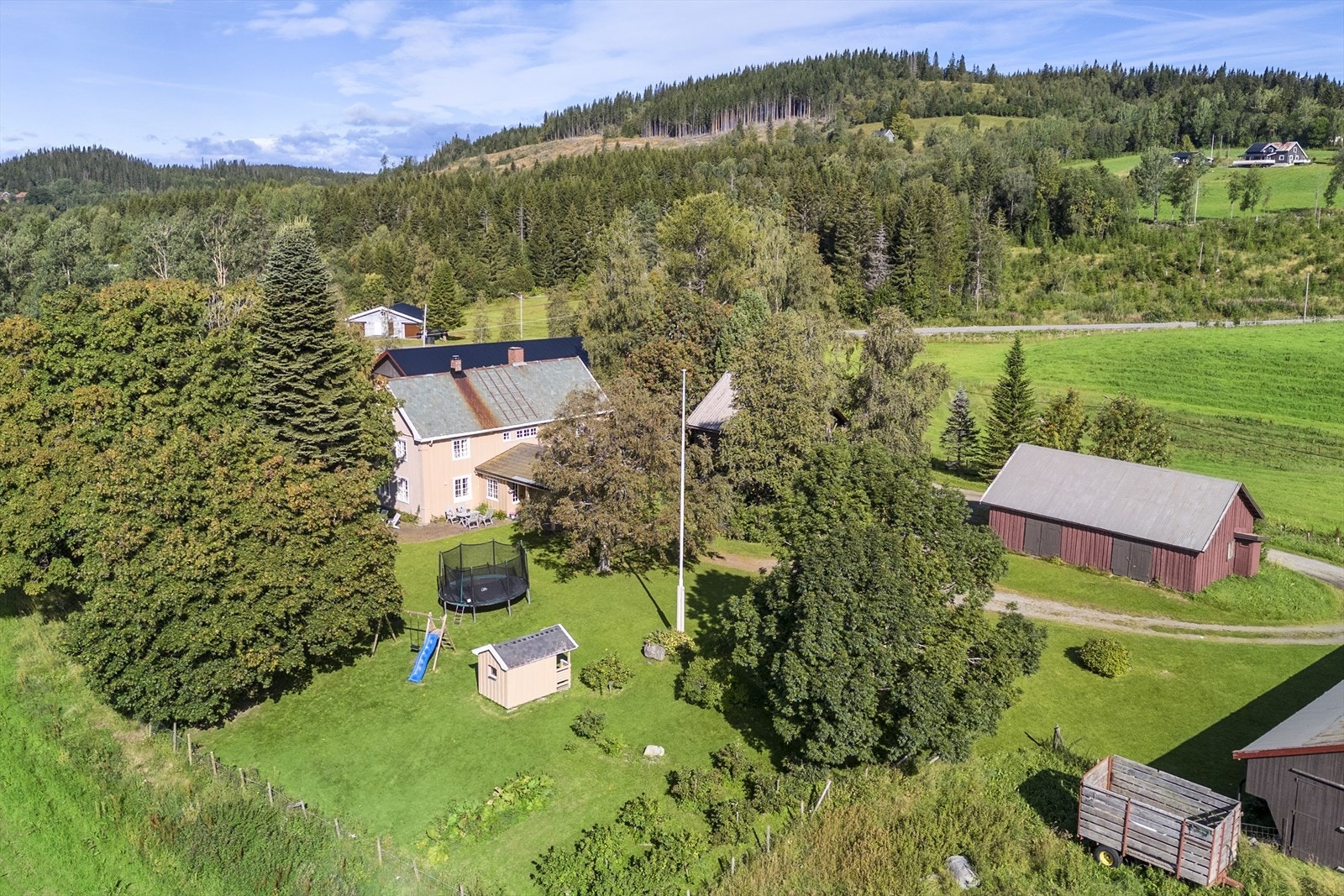 Eiendommen har bl.a. 163,4 dekar dyrket jord, og 326,2 dekar produktiv skog Galleribilde