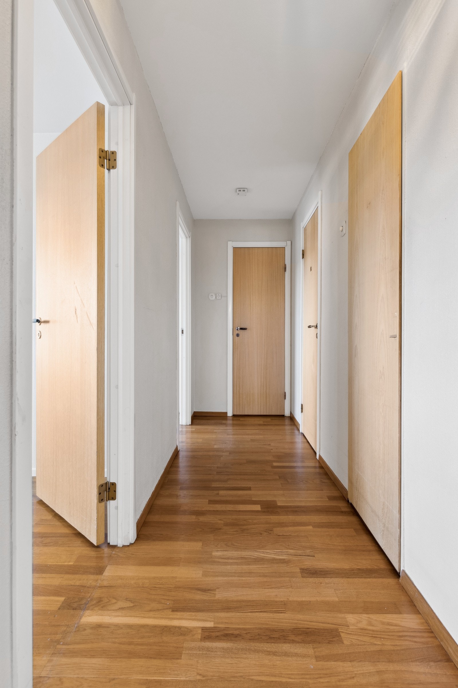 Gang med adkomst til både 2 soverom, bad, toalett og bod. Galleribilde