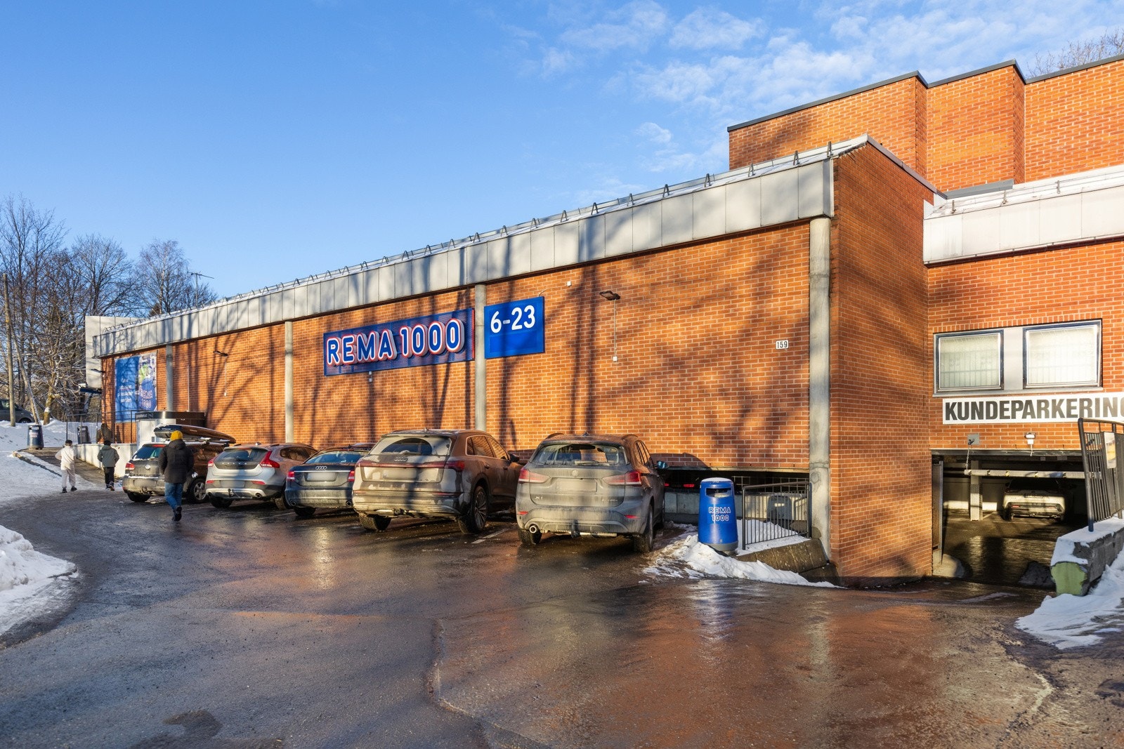 Hverdagen går enkelt opp her da alle daglige gjøremål er i kort avstand. Du har skoler, barnehager, t-bane/buss, nærbutikk og senter på Røa. Galleribilde