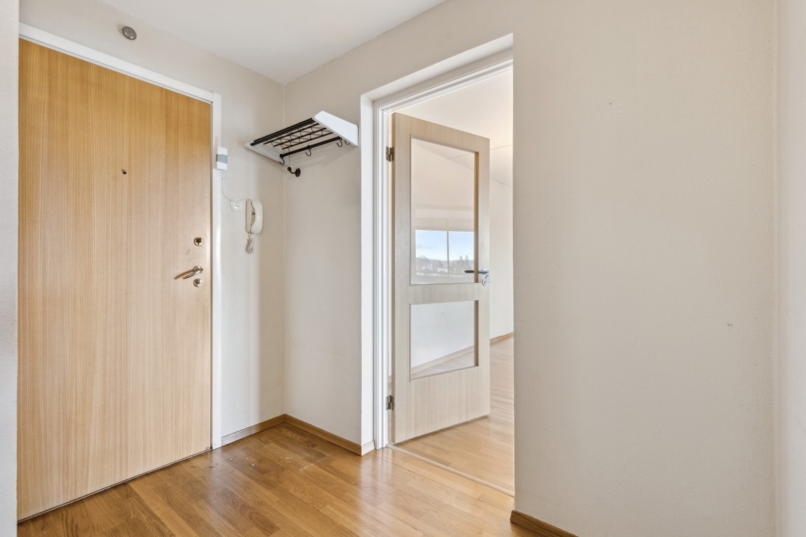 Entré, et åpen og lyst rom med garderobe. Et fint rom til å ønske venner og familie velkommen. Galleribilde