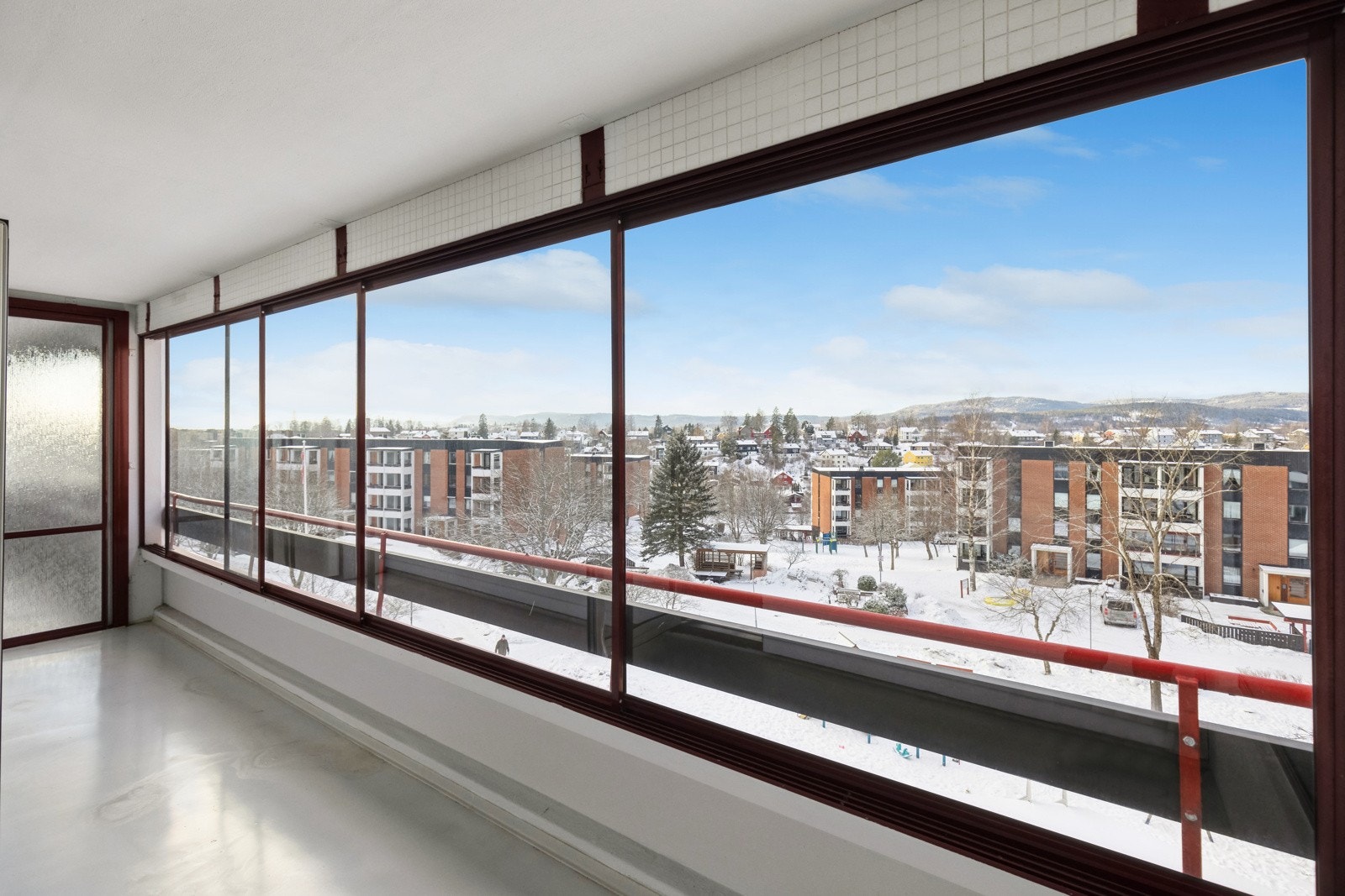 Høyt og fritt med utsikt over borettslagets fellesområder og over mot Røa. Galleribilde