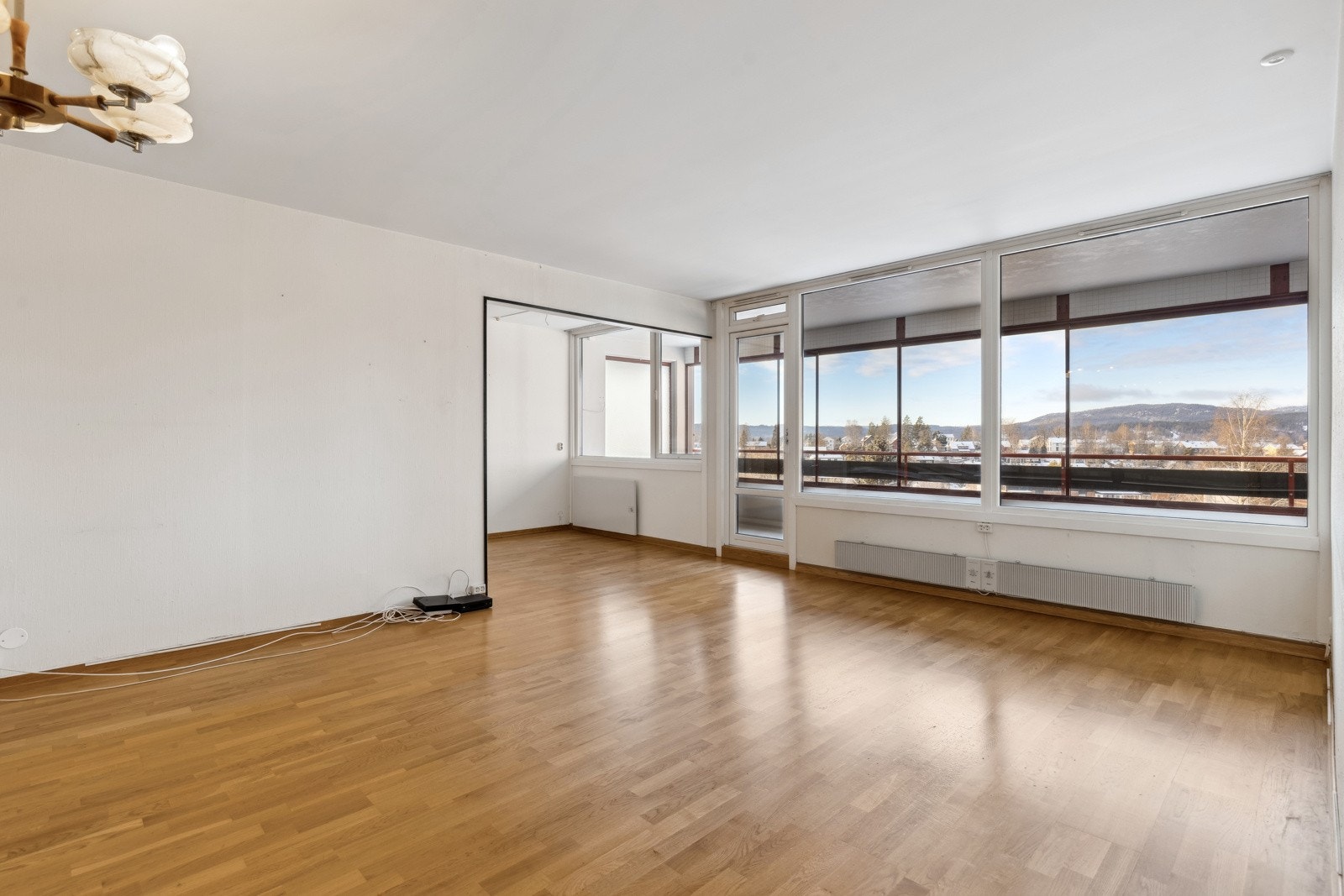 Flotte lys og solforhold i stuen og spisestuen med vinduer i hele lengden ut mot balkongen. Galleribilde