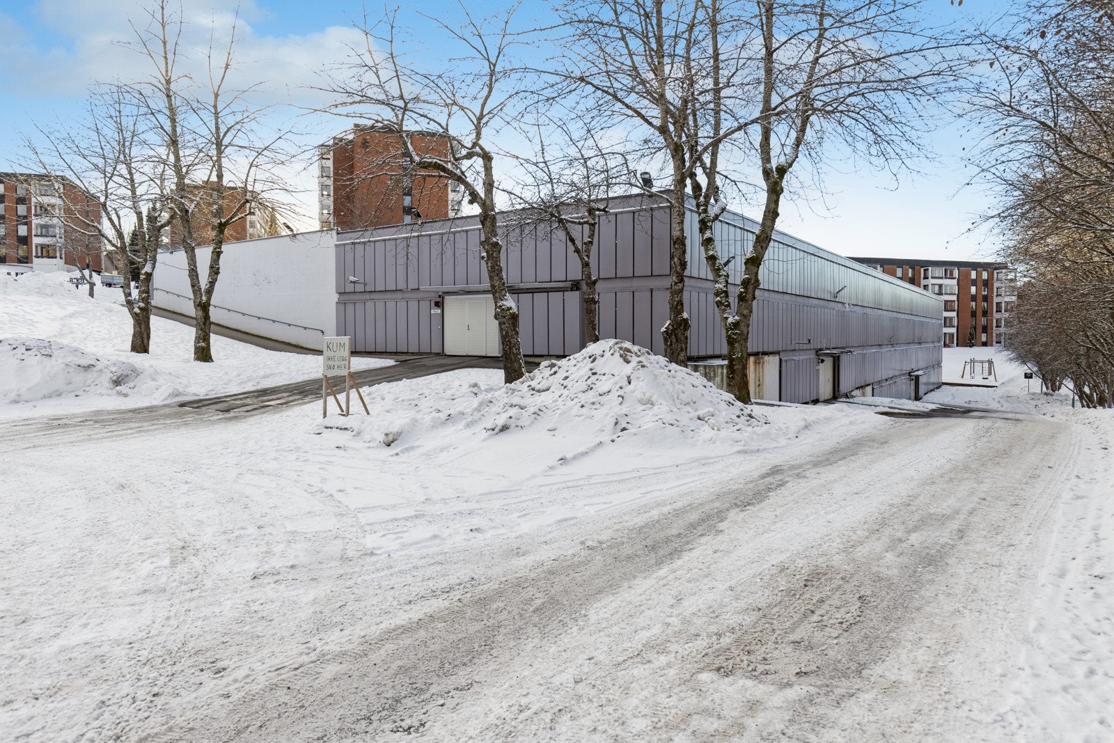 Det følger en garasjeplass med leiligheten i eget garasjehus. Borettslaget har installert infrastruktur for lading av el-biler og hybridbiler i garasjeanlegget. Galleribilde