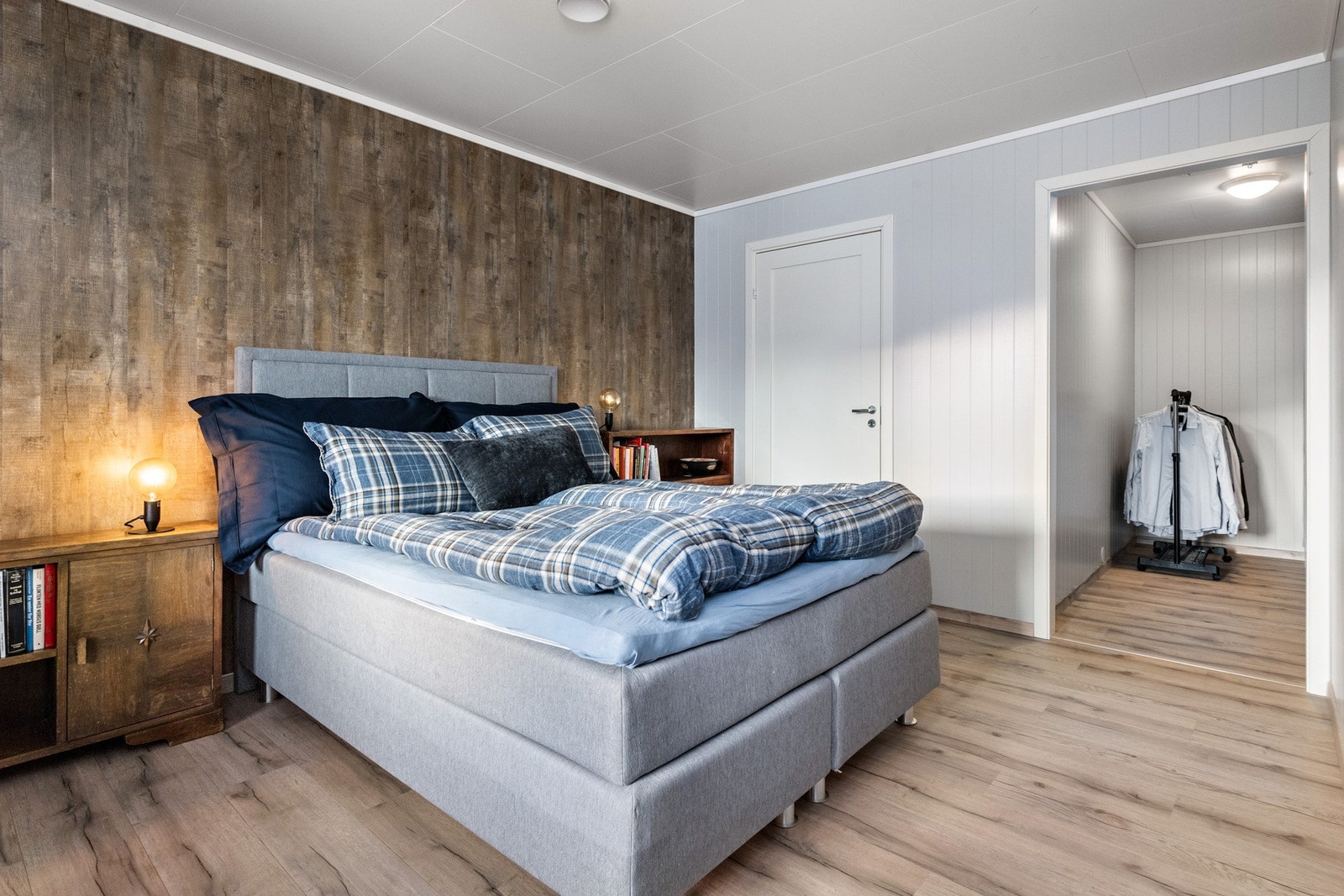 Hovedsoverommet har egen walk-in-garderobe. Galleribilde