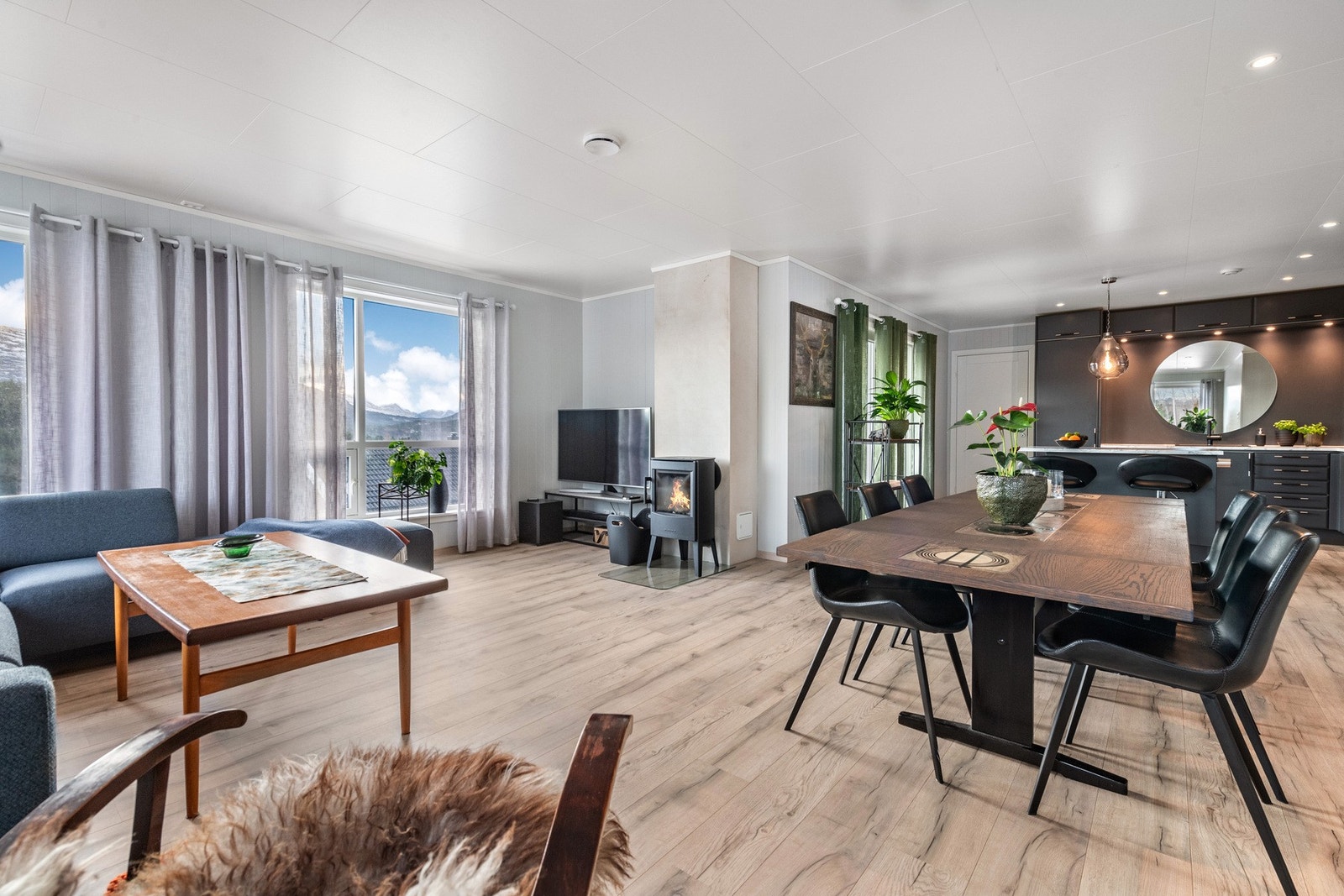 Det er god plass på stuen til både stor sittegruppe og stor sofagruppe. Galleribilde