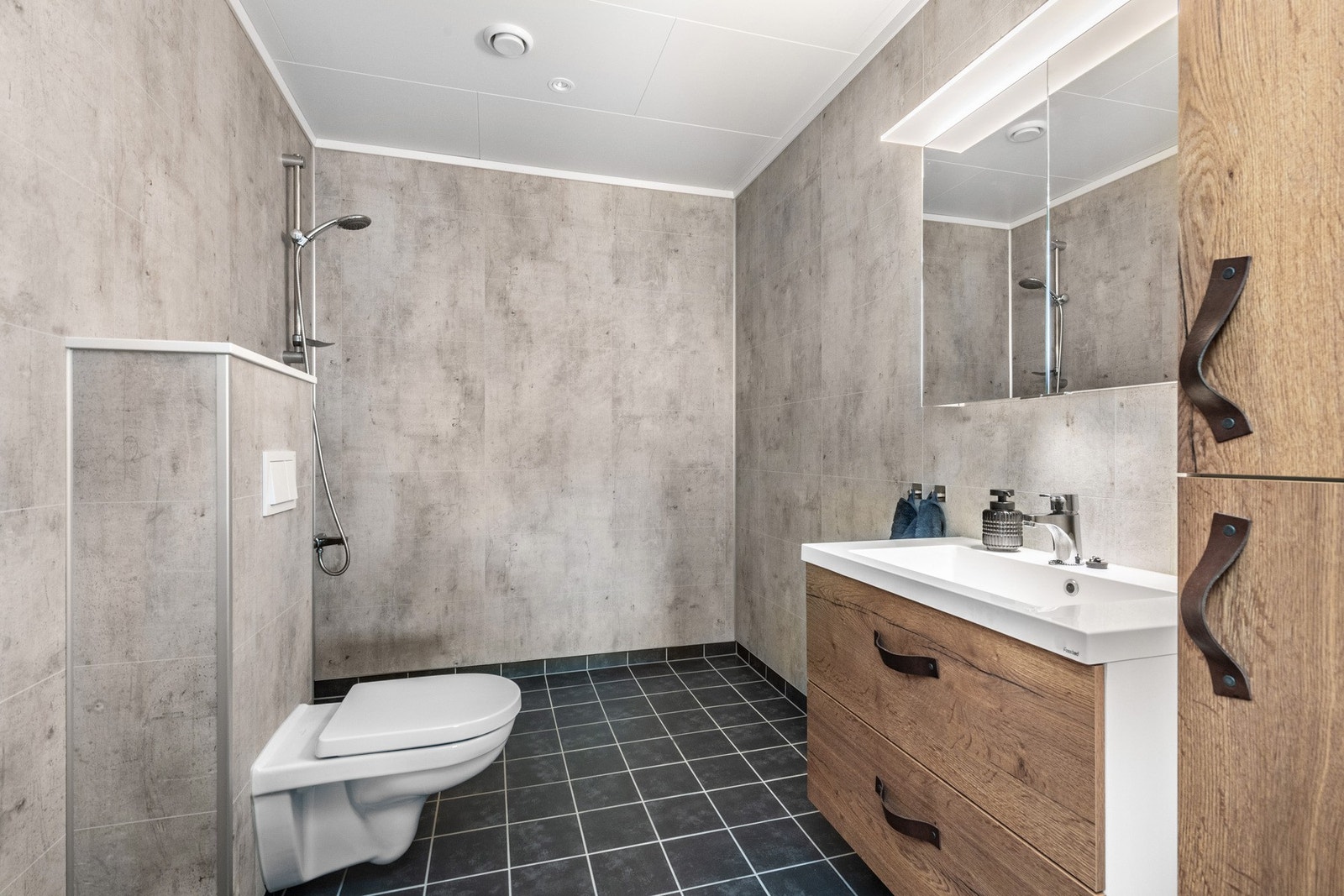Hovedsoverommet har tilknyttet eget bad. Badet har flis på gulv og våtromsplater på vegger. Galleribilde