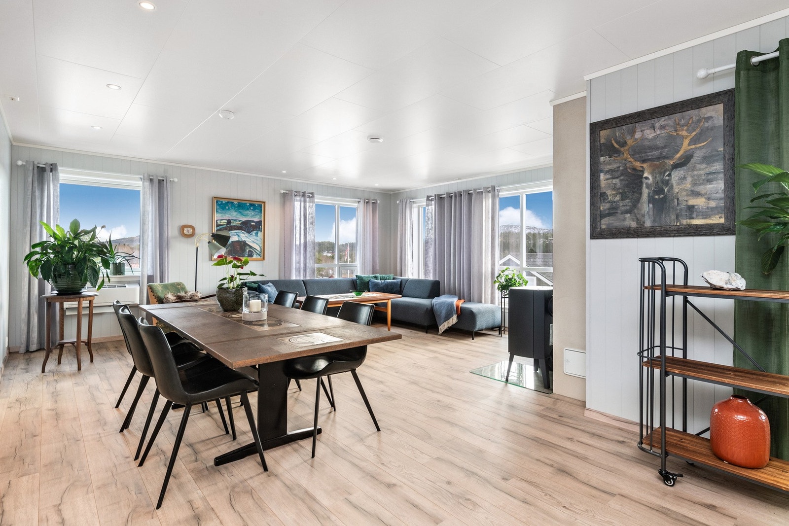 På stuen er det mye lysinnslipp fra de sør- og østvendte vinduene. Galleribilde
