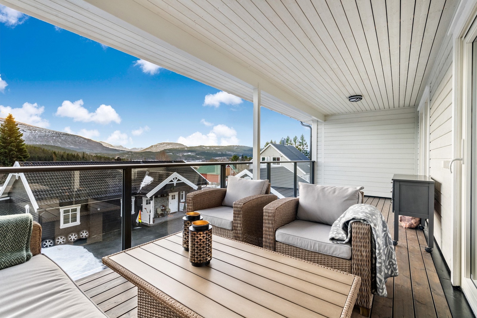 Fra stuen er det utgang til svært romslig veranda med overbygg. Galleribilde