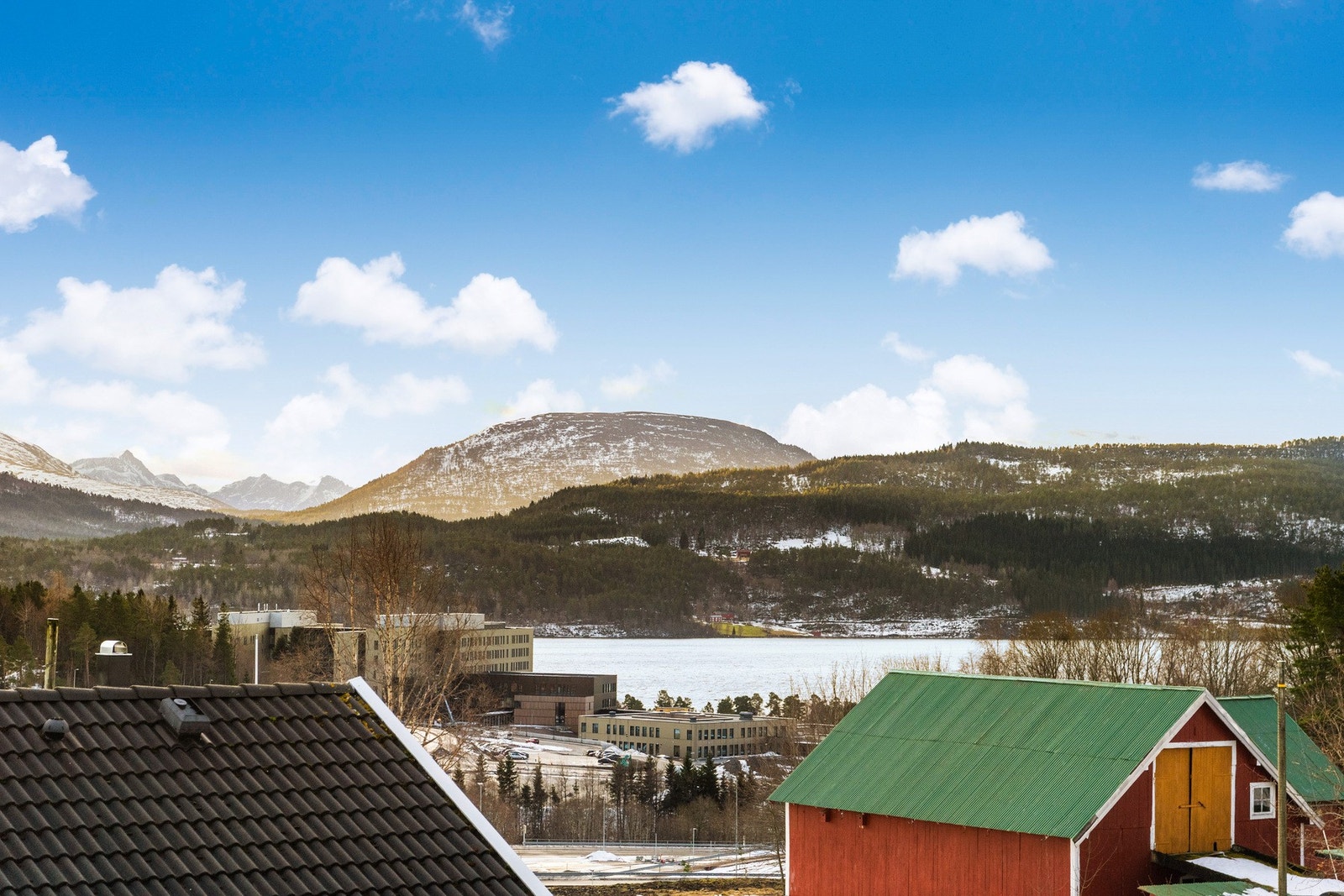 Flott utsikt i retning Fannefjorden, fjell og det nye sykehuset på Hjelset. Galleribilde