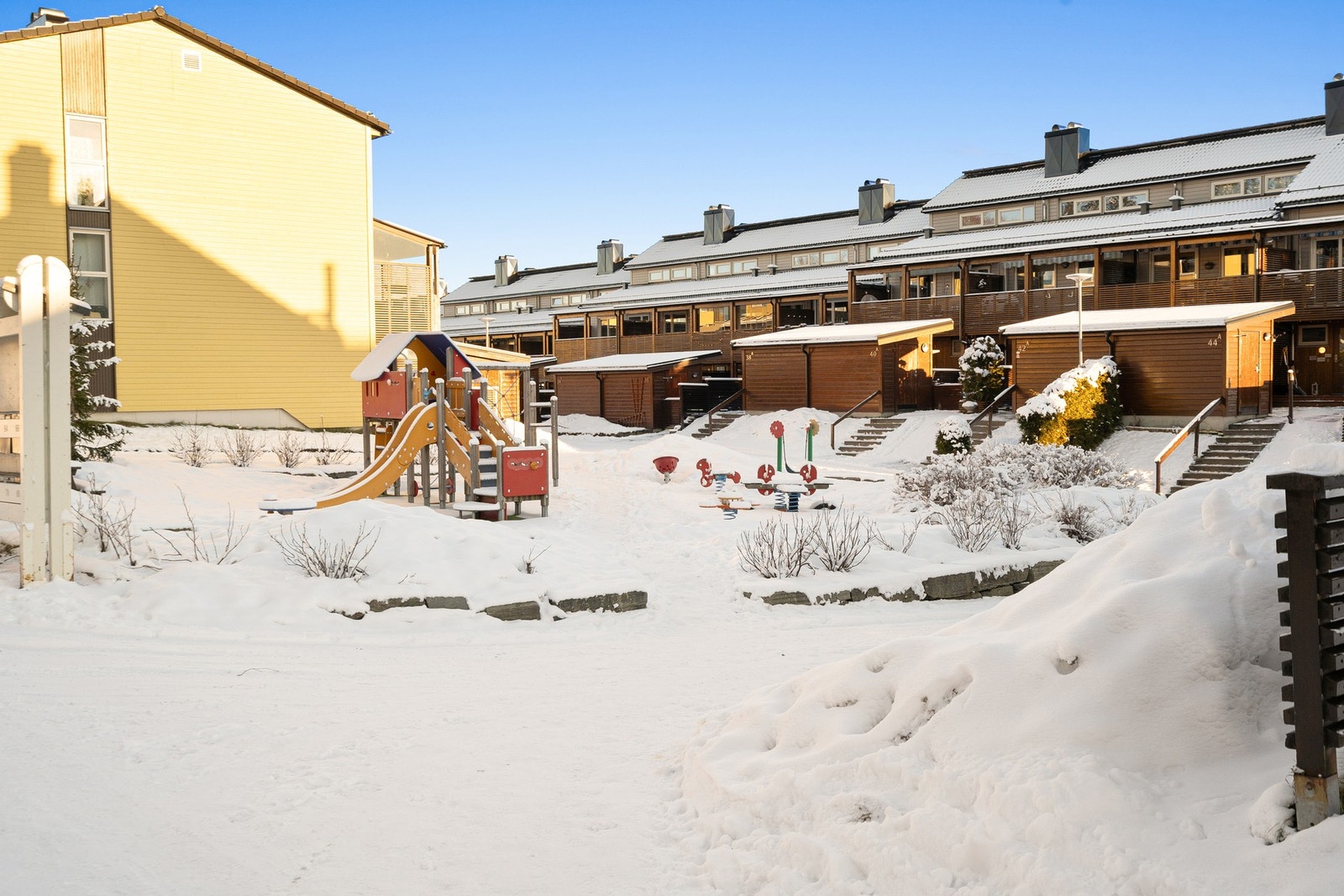 Flotte lekeplasser og turmuligheter i nærområdet. Gangavstand til skole, barnehage, dagligvare og bussforbindelser. Galleribilde