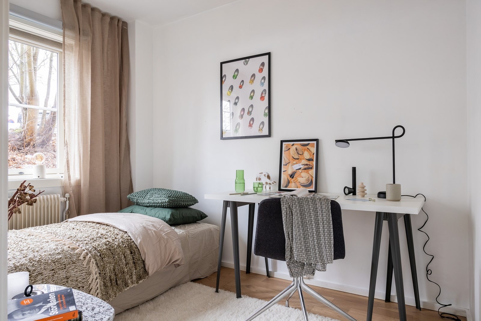 Boligens andre soverom er også av god størrelse med plass til enkeltseng og kontorpult. Passer ypperlig som kontor, gjesterom eller barnerom. Galleribilde