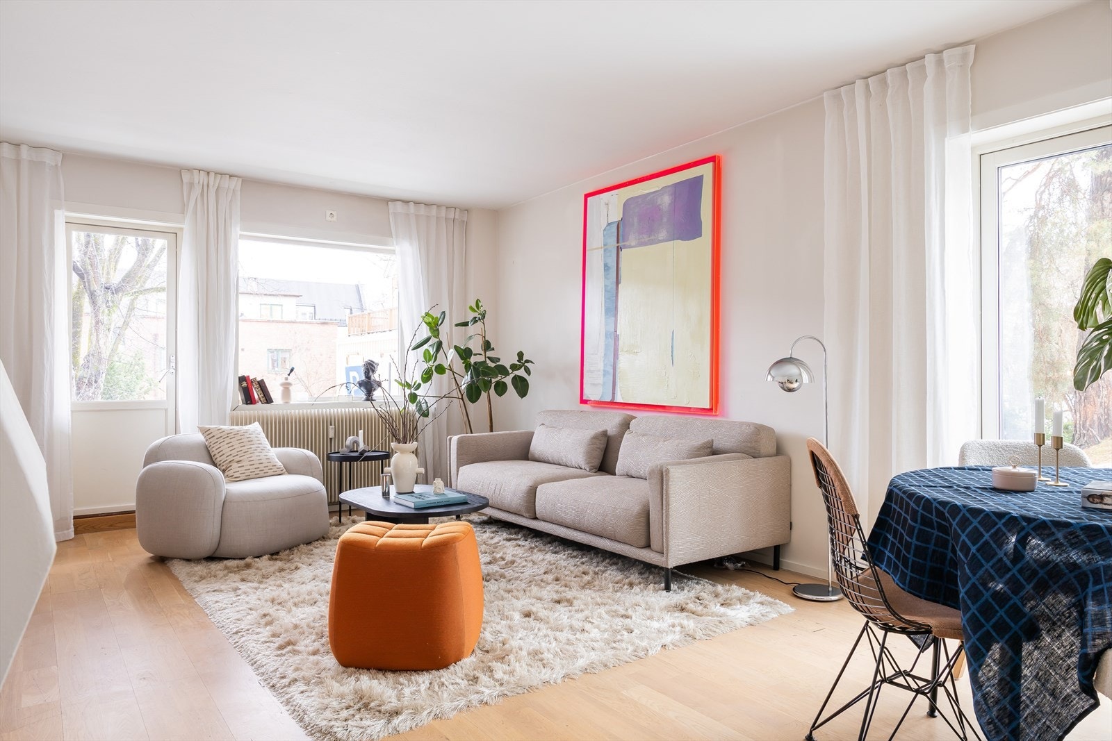 Lys og romslig stue. Galleribilde