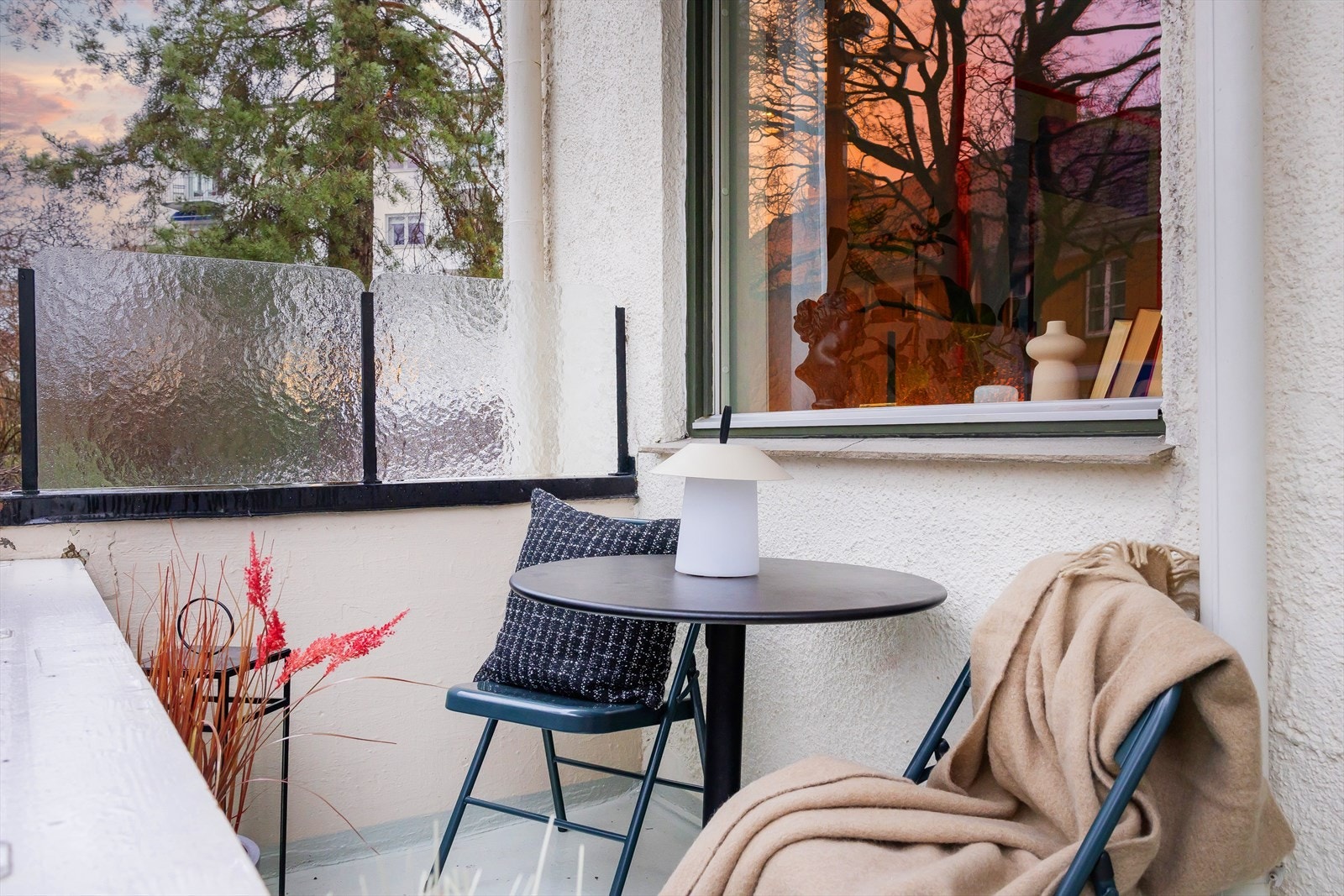 solrik balkong med plass til utemøblement. Galleribilde