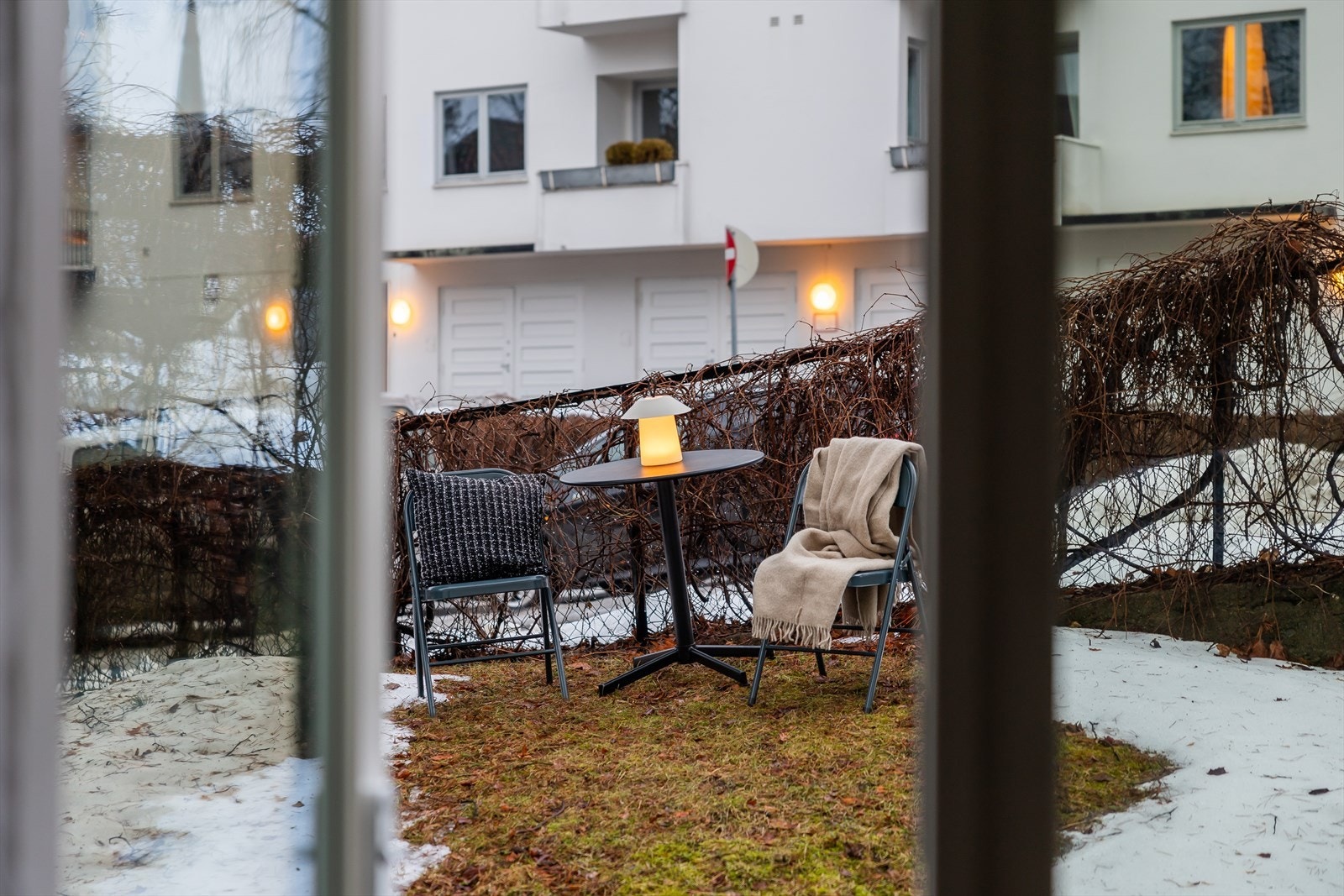 Utgang til felles hage fra doble fløydører i stuen. Galleribilde