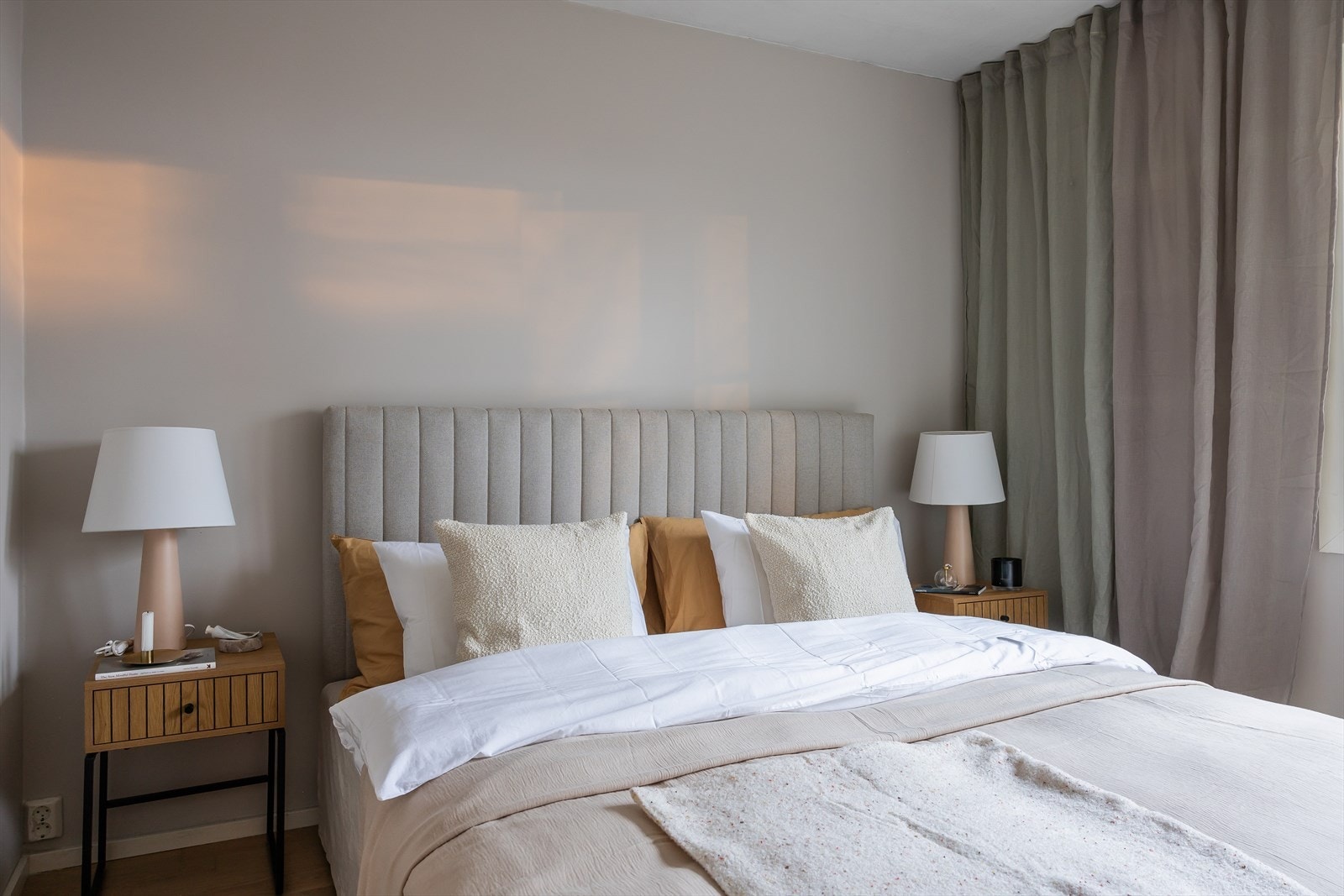 Hovedsoverommet er en rolig oase, ideell for avslapning og god natts søvn. Galleribilde