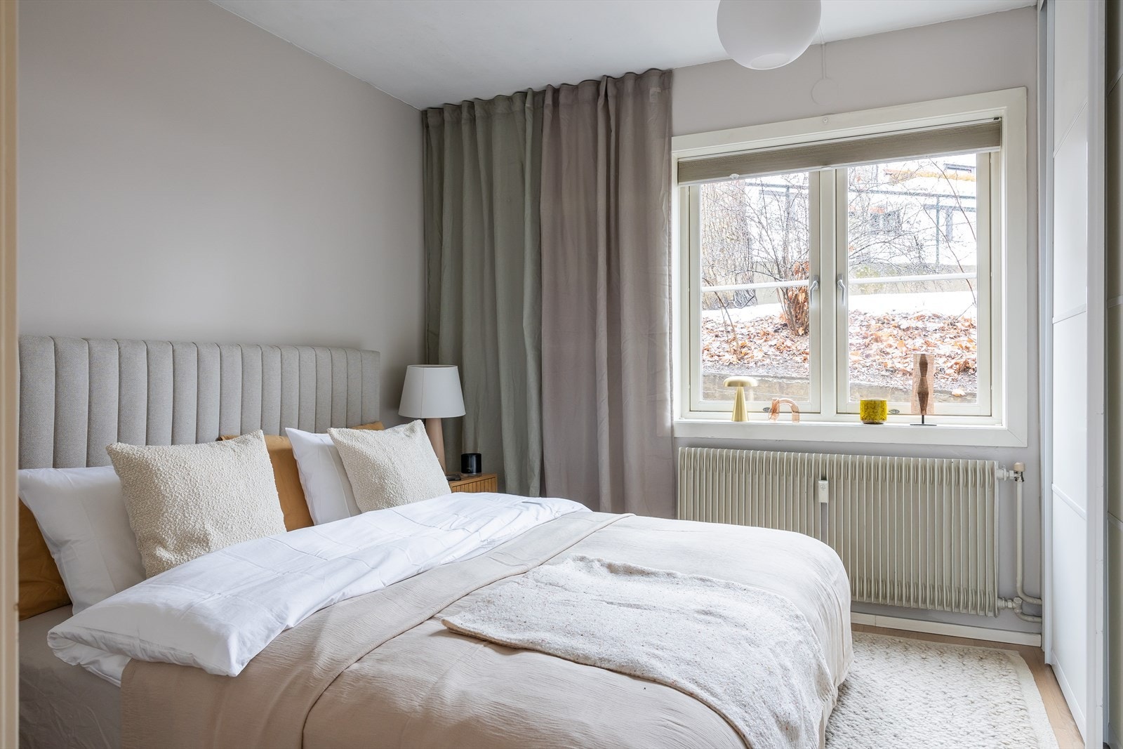 Romslig hovedsoverom med god plass til dobbeltseng, nattbord og garderobeløsning. Galleribilde