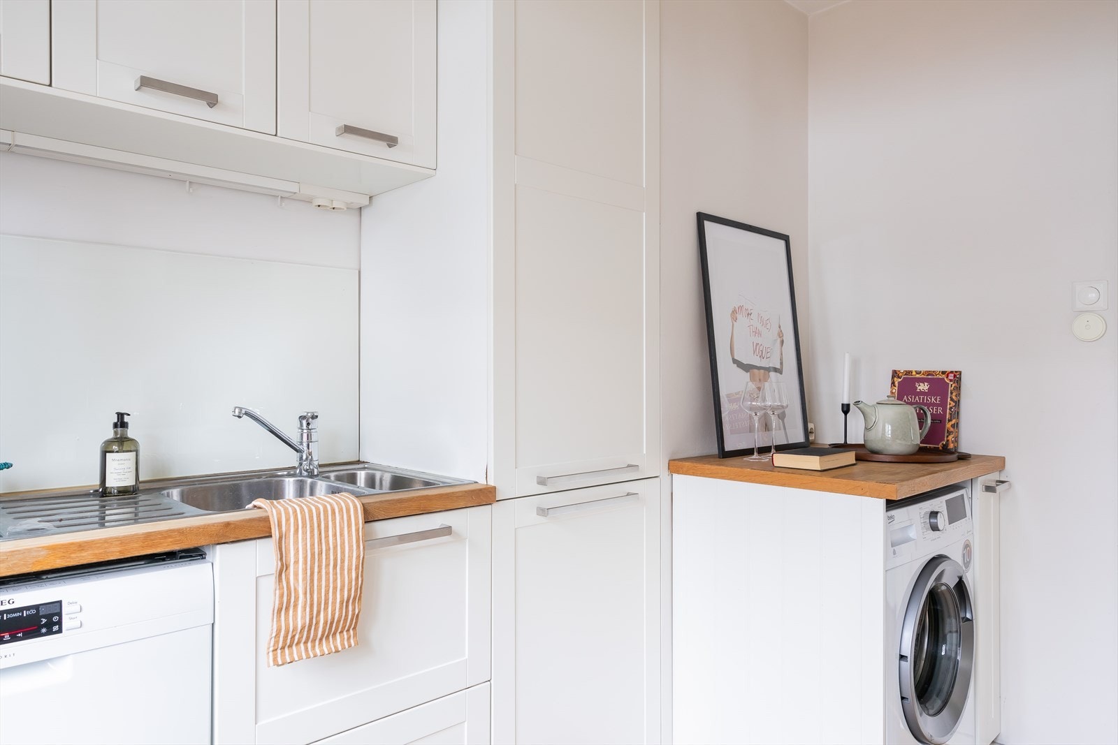 Egen nisje til vaskemaskin på kjøkken. Galleribilde