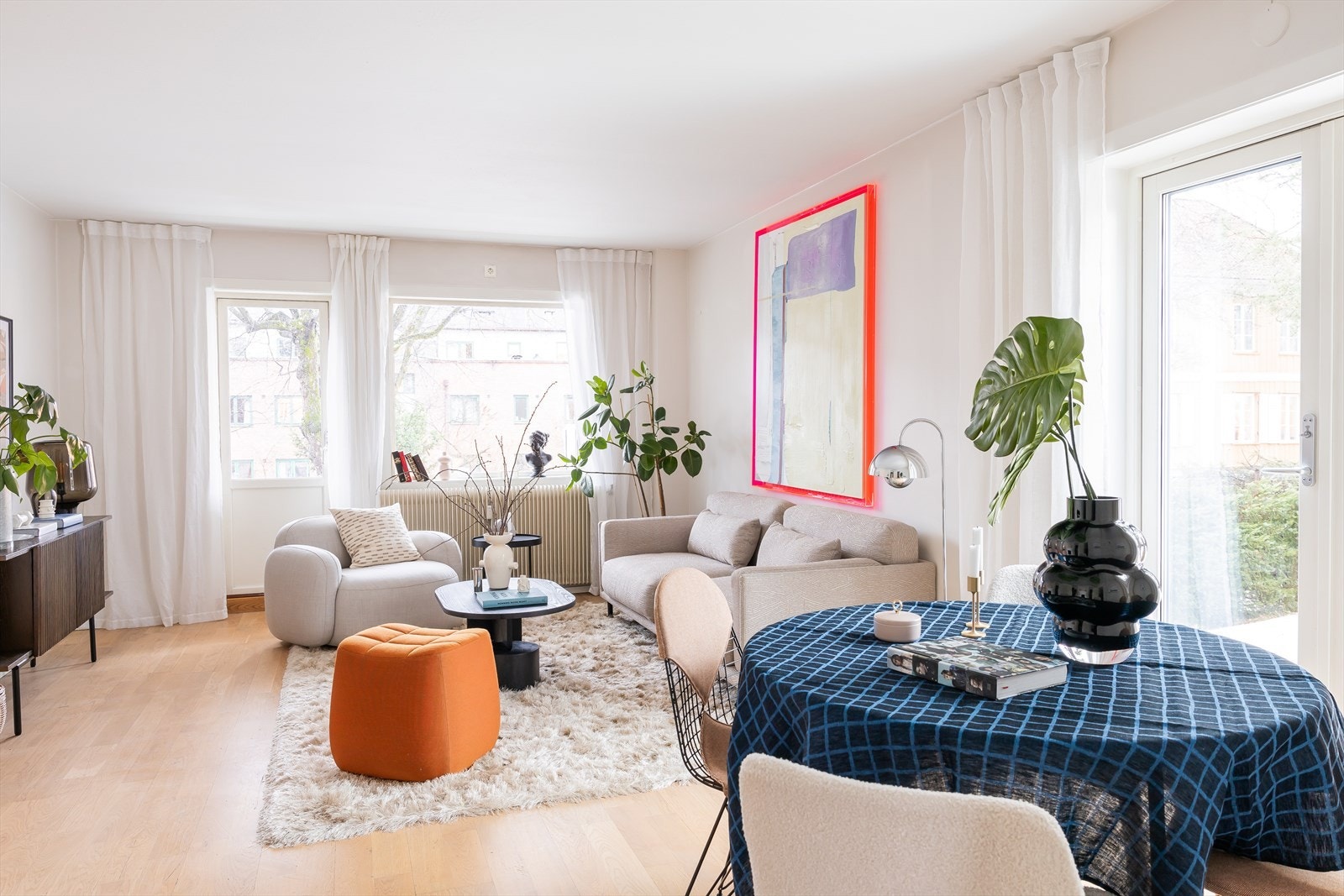 Leiligheten har en praktfull beliggenhet på fasjonable Frogner. Området er preget av nydelig arkitektur, og ligger i umiddelbar nærhet til parker og servicetilbud, samt skoler, barnehager og offentlig kommunikasjon. Galleribilde