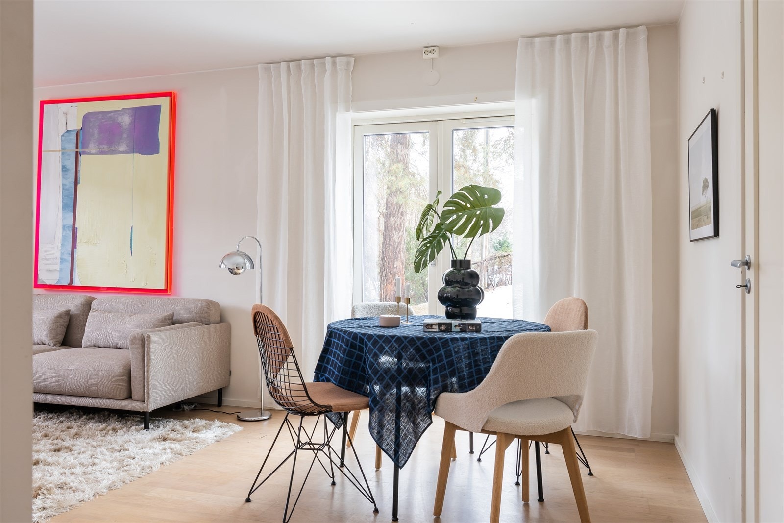 Stuen. Et ideelt rom for både avslapning og hyggelige middager med familie og venner. Galleribilde