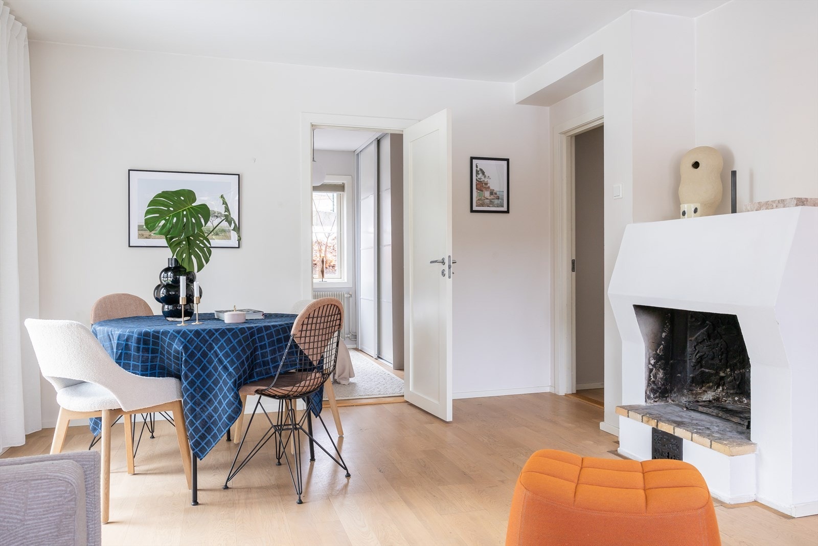 Stuen er utsmykket med en flott peisovn som gir godt med varme på kalde dager, og skaper en lun og hjemmekoselig atmosfære. Galleribilde