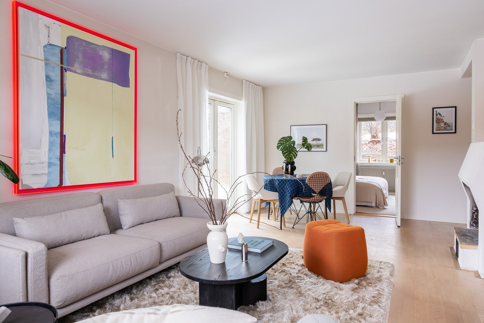 Stuen byr på gode innredningsmuligheter, med rikelig plass til både sofagruppe og medievegg, samt plass til spisebord. Her kan du enkelt skape en innbydende og sosial atmosfære, perfekt for å samle venner og familie til hyggelige sammenkomster. Galleribilde