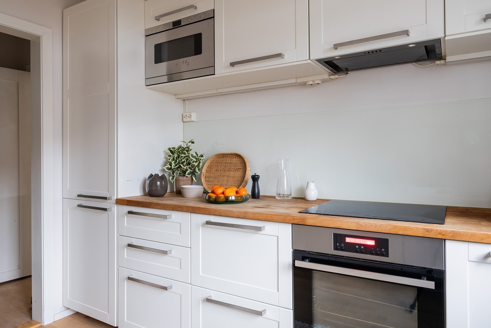 Kjøkkenet er godt utstyrt med induksjonstopp, stekeovn, mikrobølgeovn, kjøl/frys og opplegg for oppvaskmaskin. Galleribilde