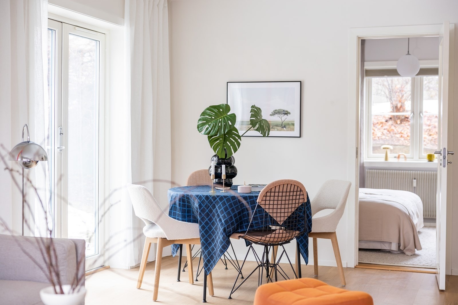 Stuen er lys og romslig, med store vindusflater som slipper inn rikelig med naturlig lys. Det gir et luftig og trivelig preg. Galleribilde