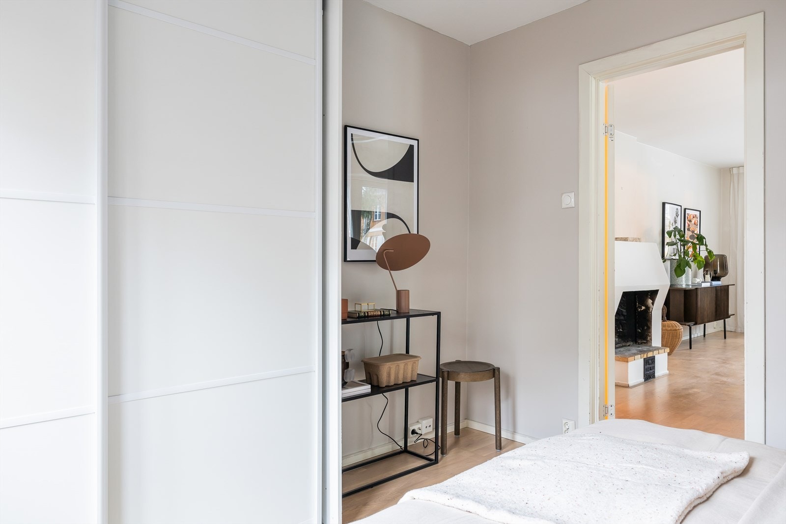 Hovedsoverom. Rikelig med oppbevaringsplass i stor plassbygd skyvedørsgarderobe. Galleribilde