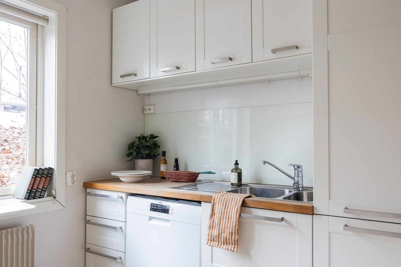 Kjøkkenet er lyst og trivelig, med vindu som slipper inn rikelig med naturlig lys og gir rommet en luftig og åpen følelse. Galleribilde